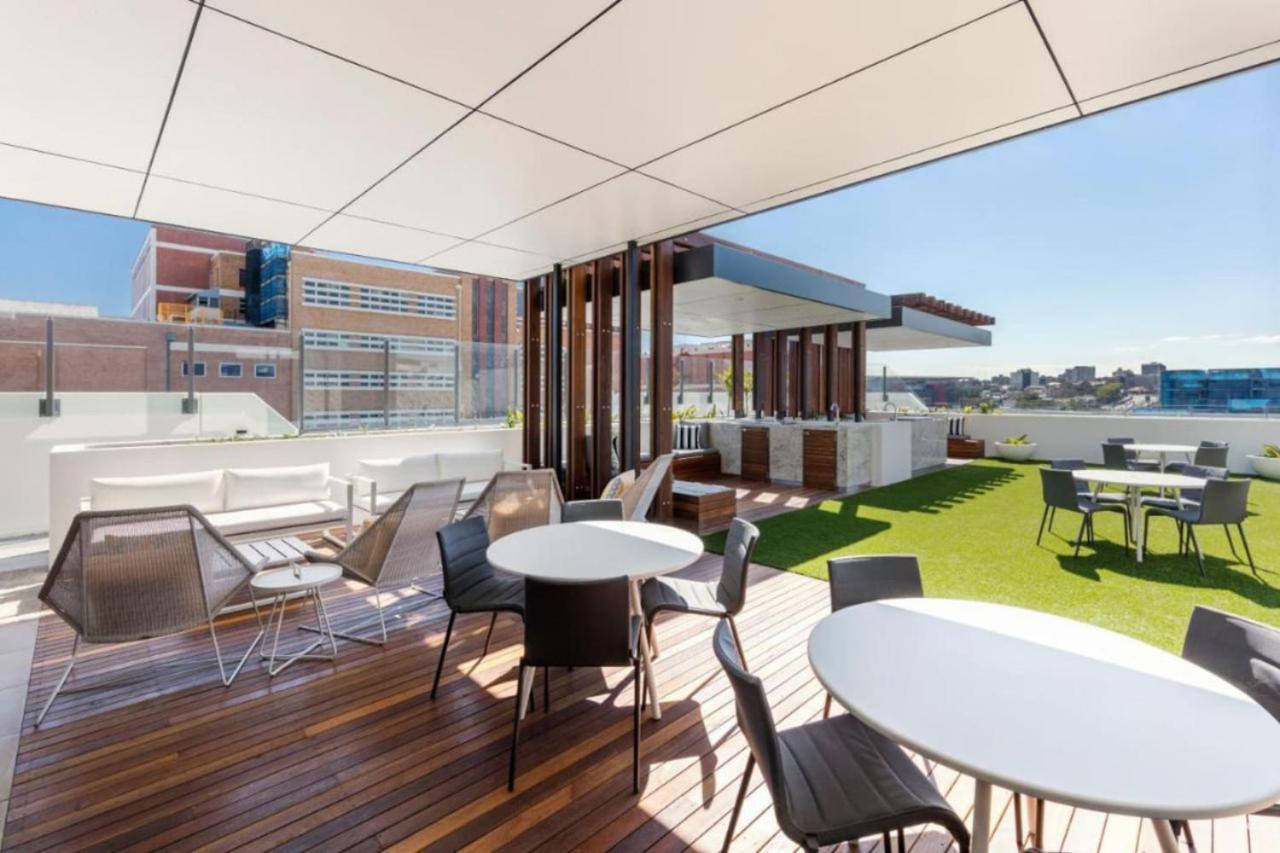 Amazing 2BR delicate Apt, 1min to train station
