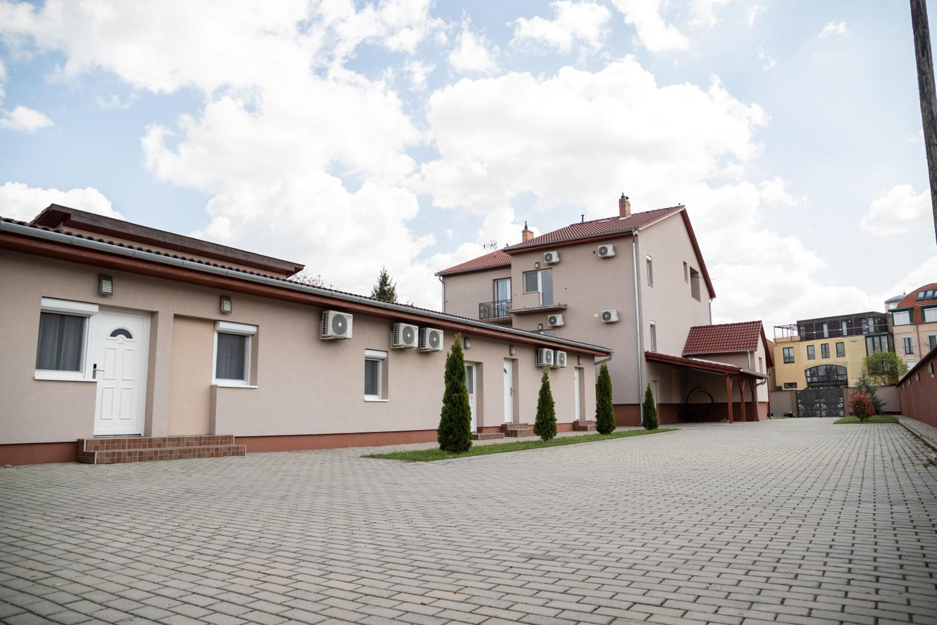 Farkas Villa Apartmanok view 5