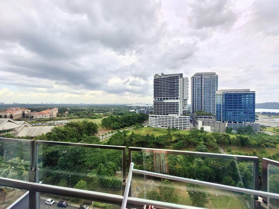 Almas suites Seaview NETFLIX!100mbps By STAY photo 7