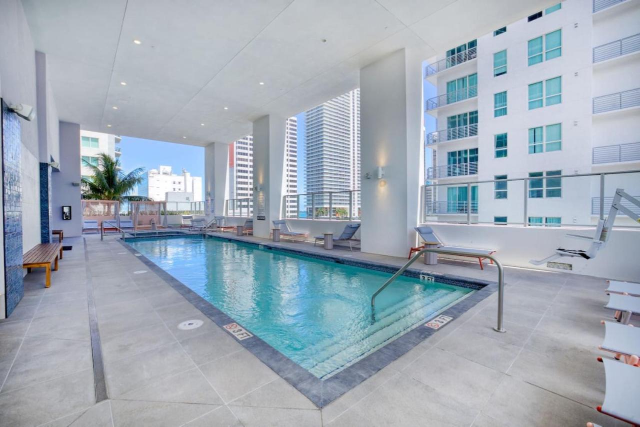 Downtown Luxury Studio Pool and Gym