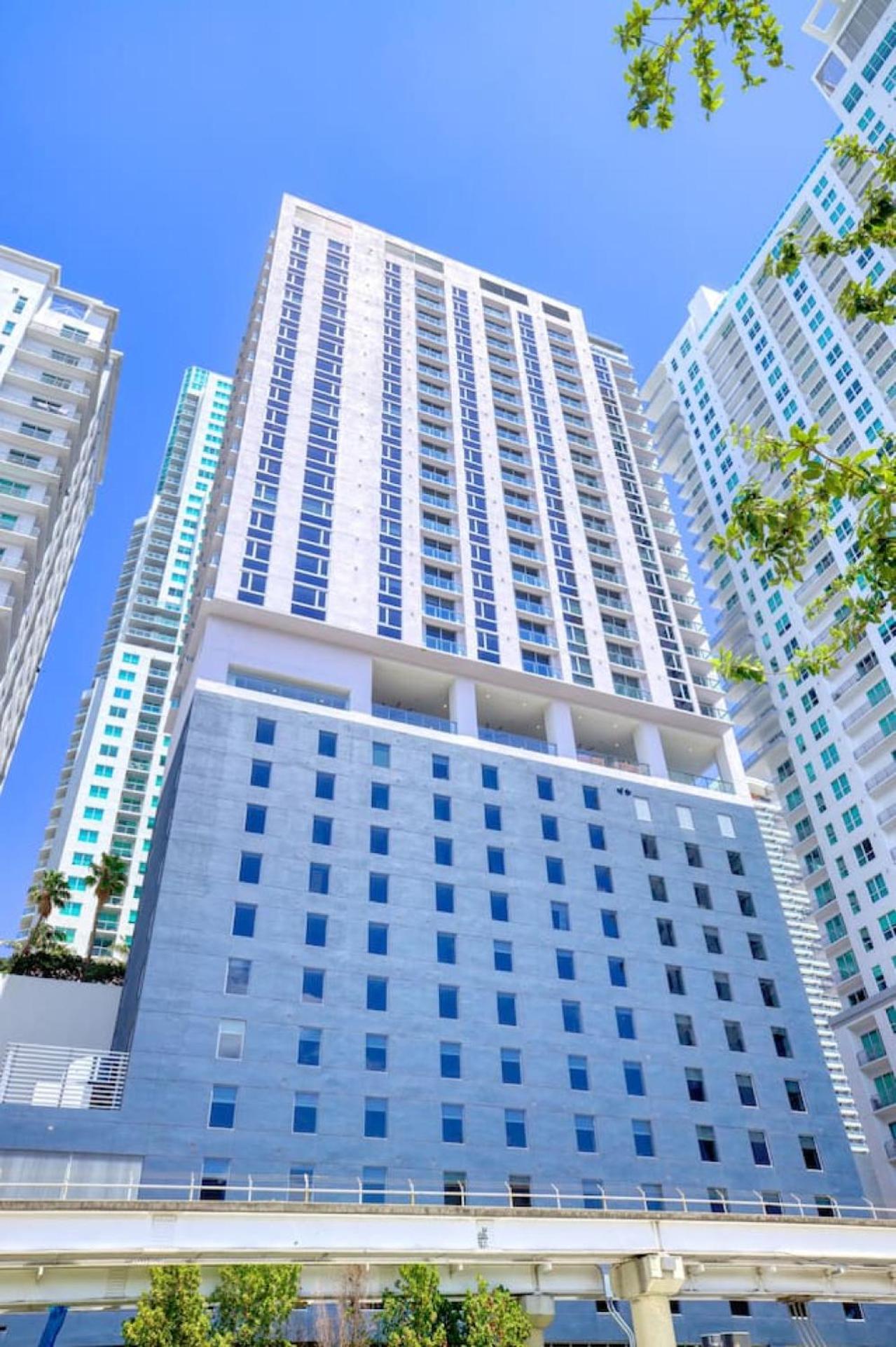 Downtown Luxury Studio Pool and Gym