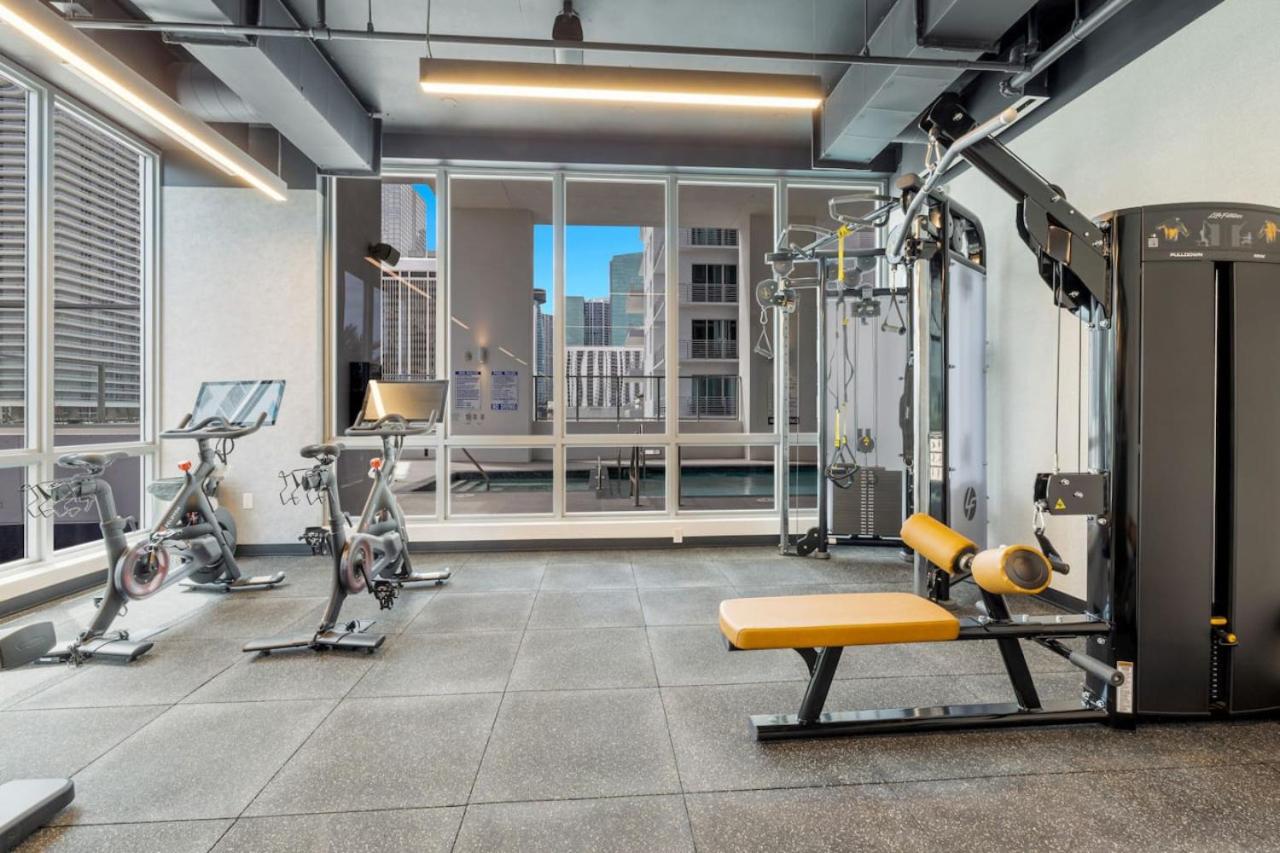 Downtown Luxury Studio Pool and Gym