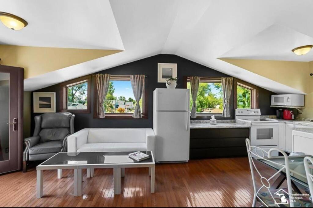 Part of Mini-Mansion, private, 3 story Lake Erie views view 4