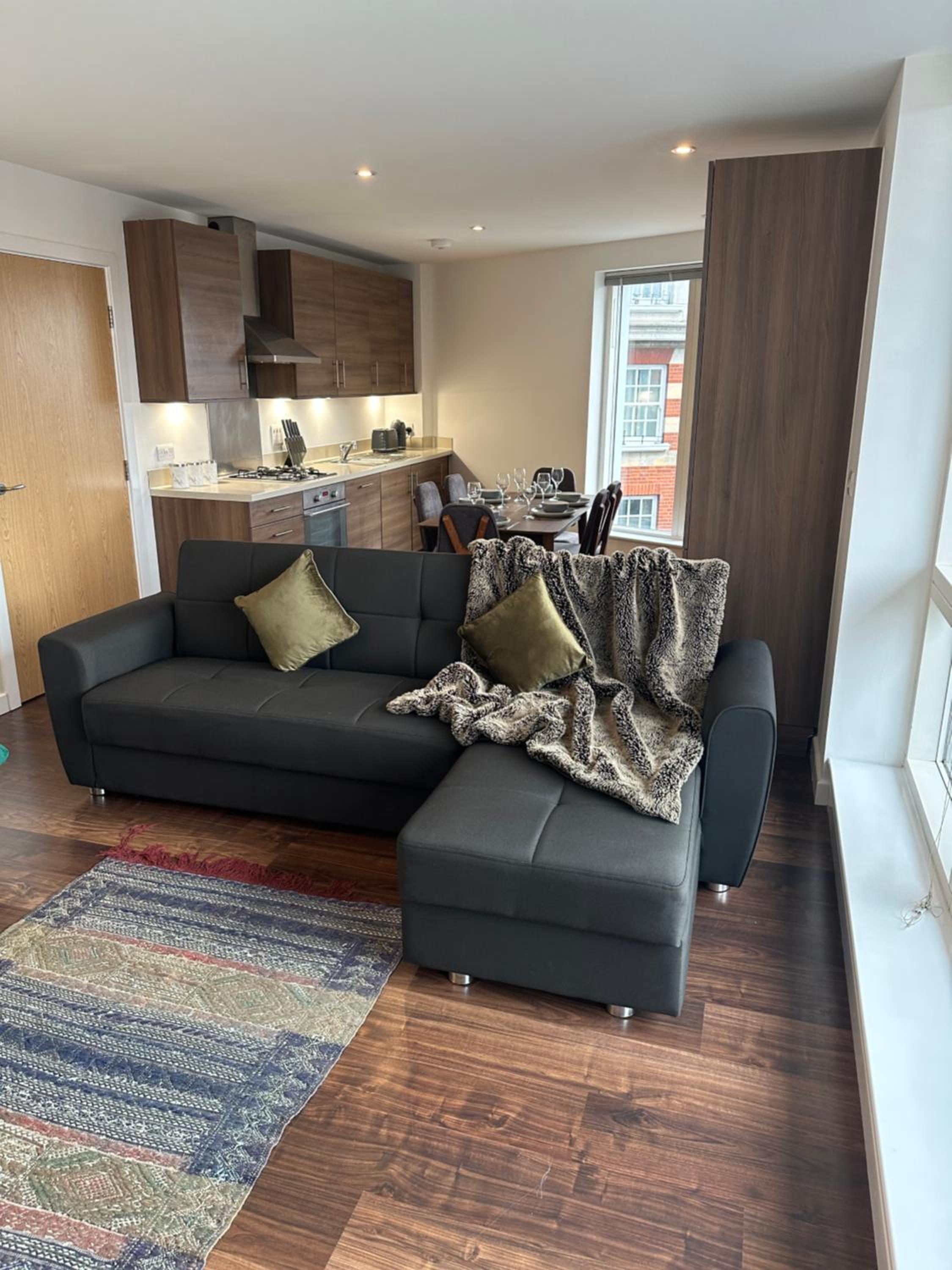 Modern & spacious 3 bed with free parking & lift in Shoreditch, next to station