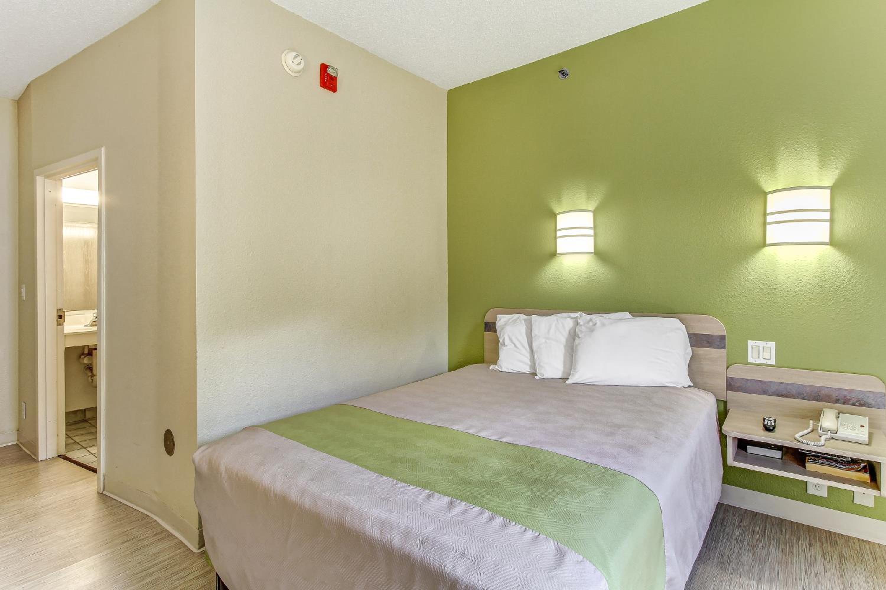 Motel 6-Medina, OH - Cleveland