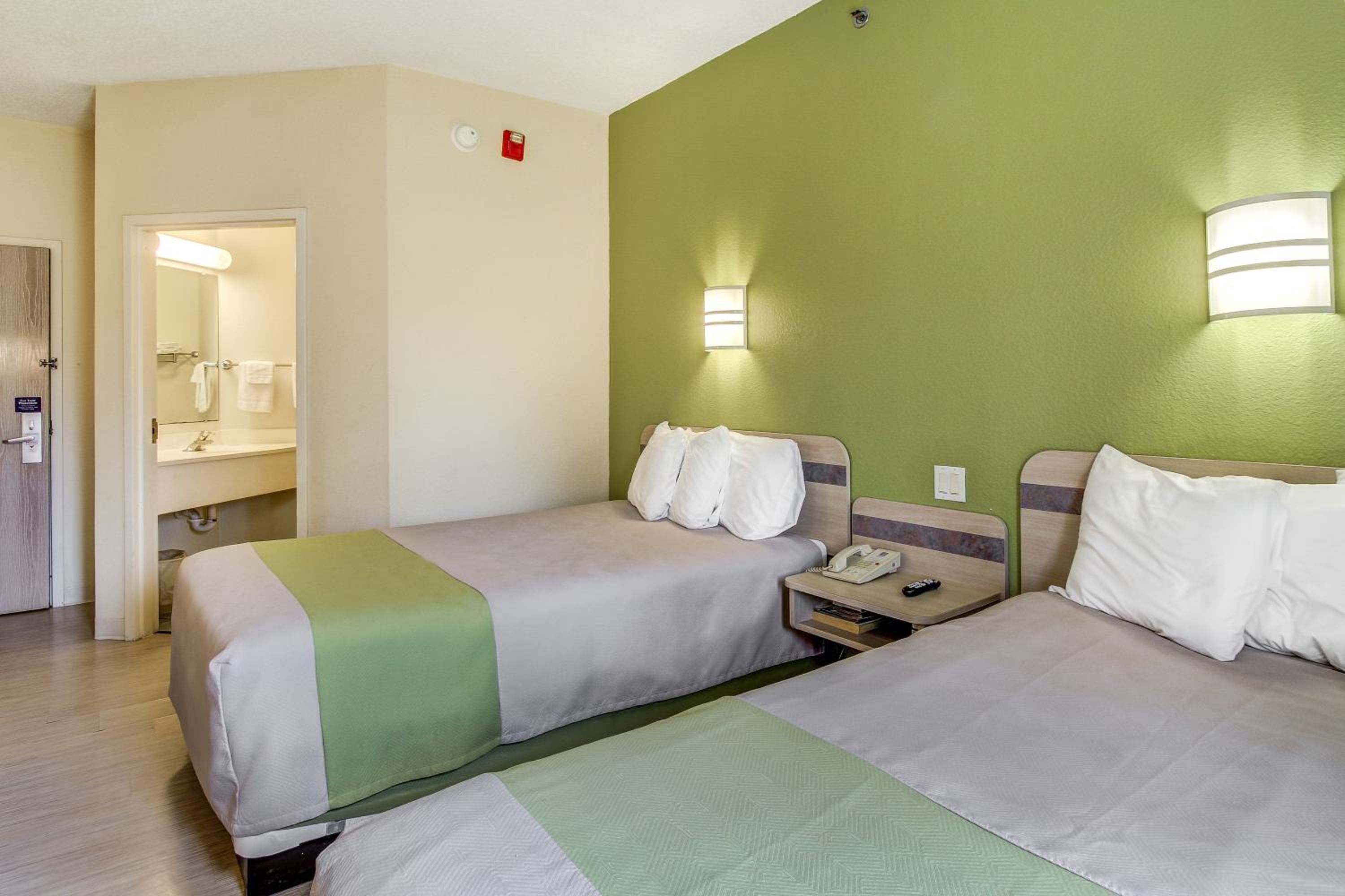 Motel 6-Medina, OH - Cleveland