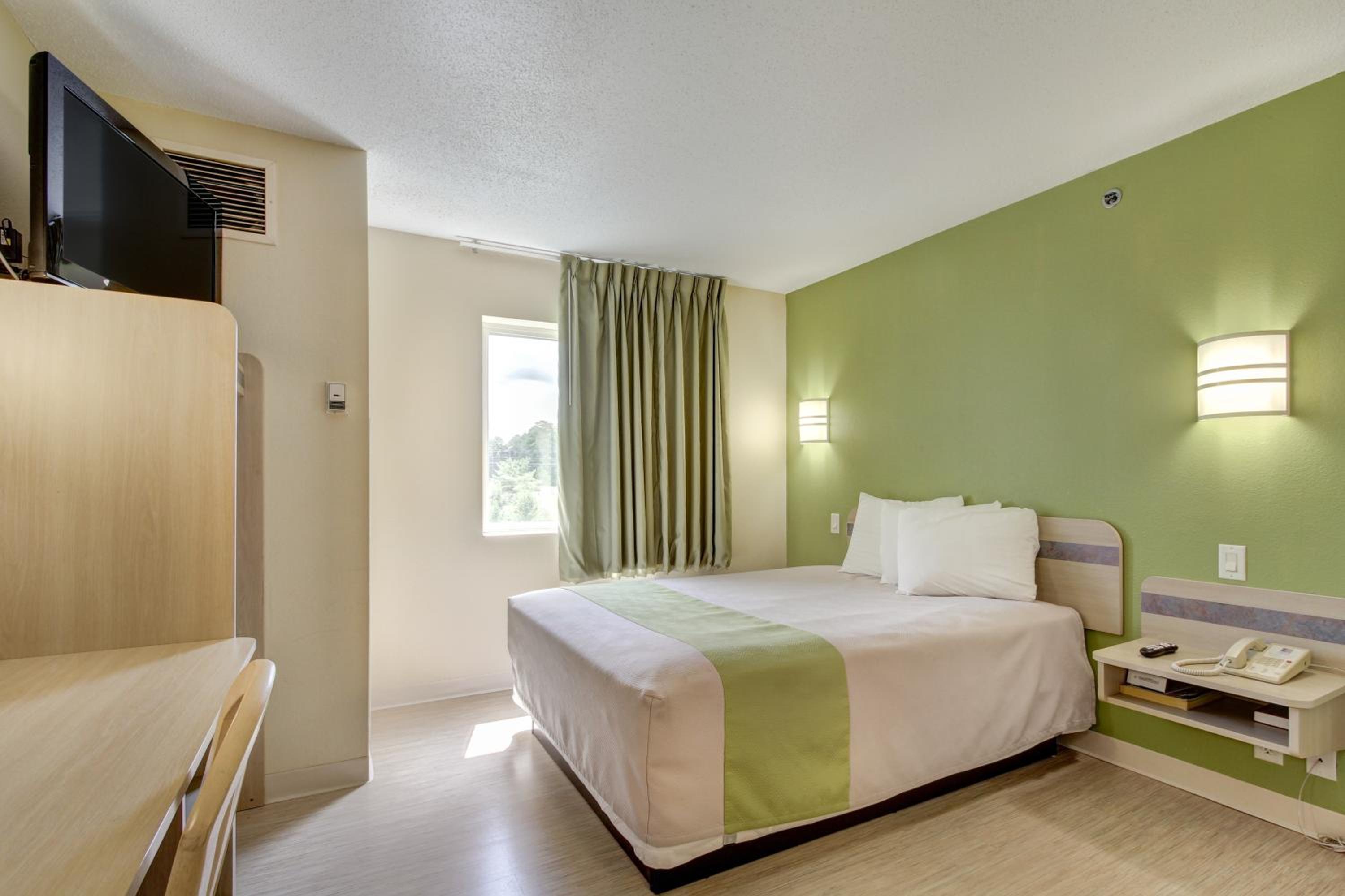 Motel 6-Medina, OH - Cleveland