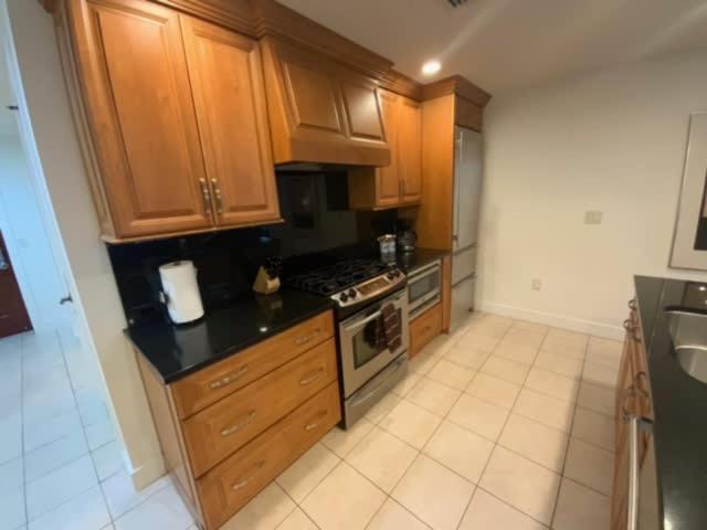 Beautiful First Floor suite with patio to the Bay view 4