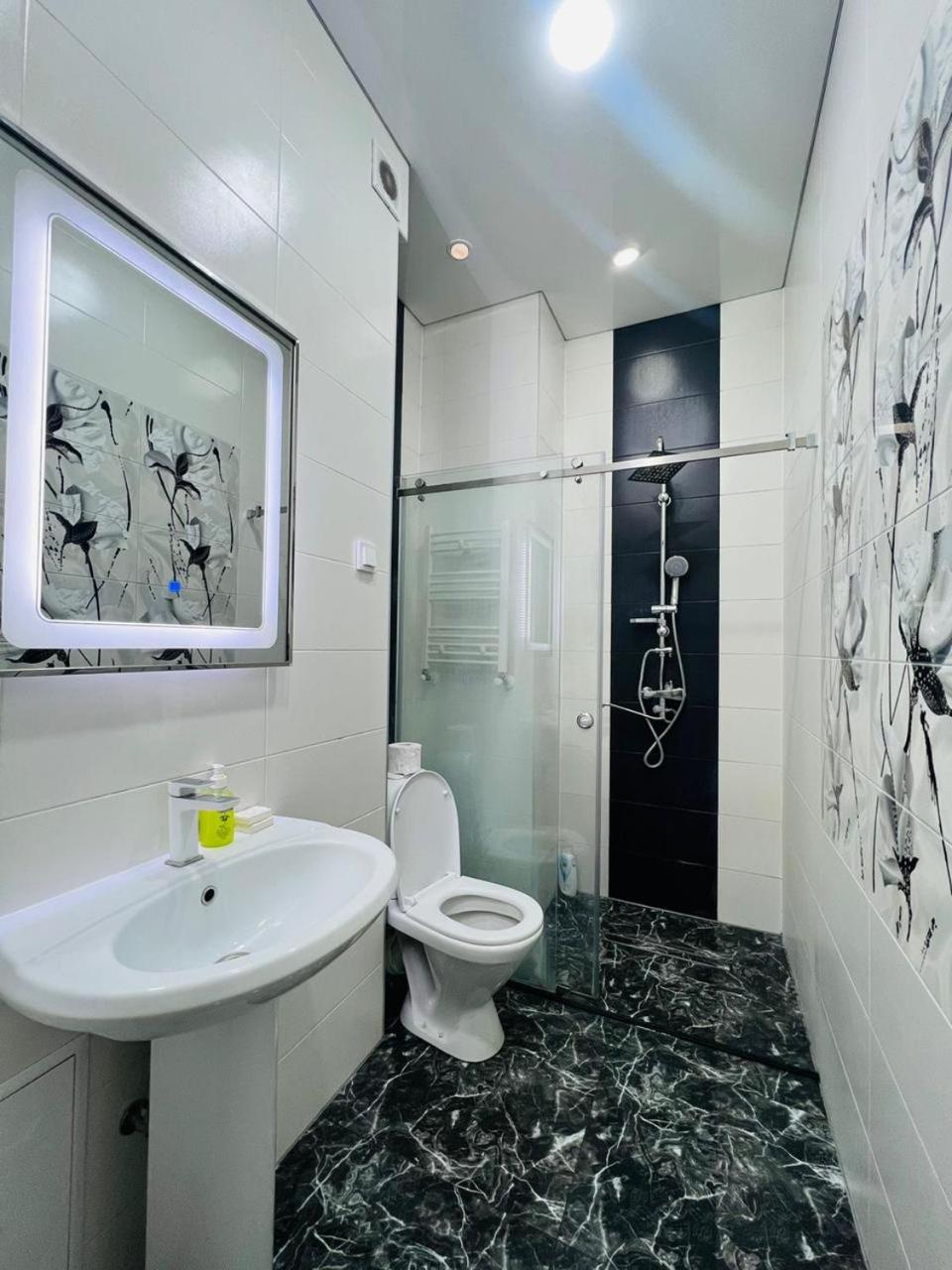 Love Chic LIVING - Modern 1 Bedroom By Republic Square, Middle of Center, New Building