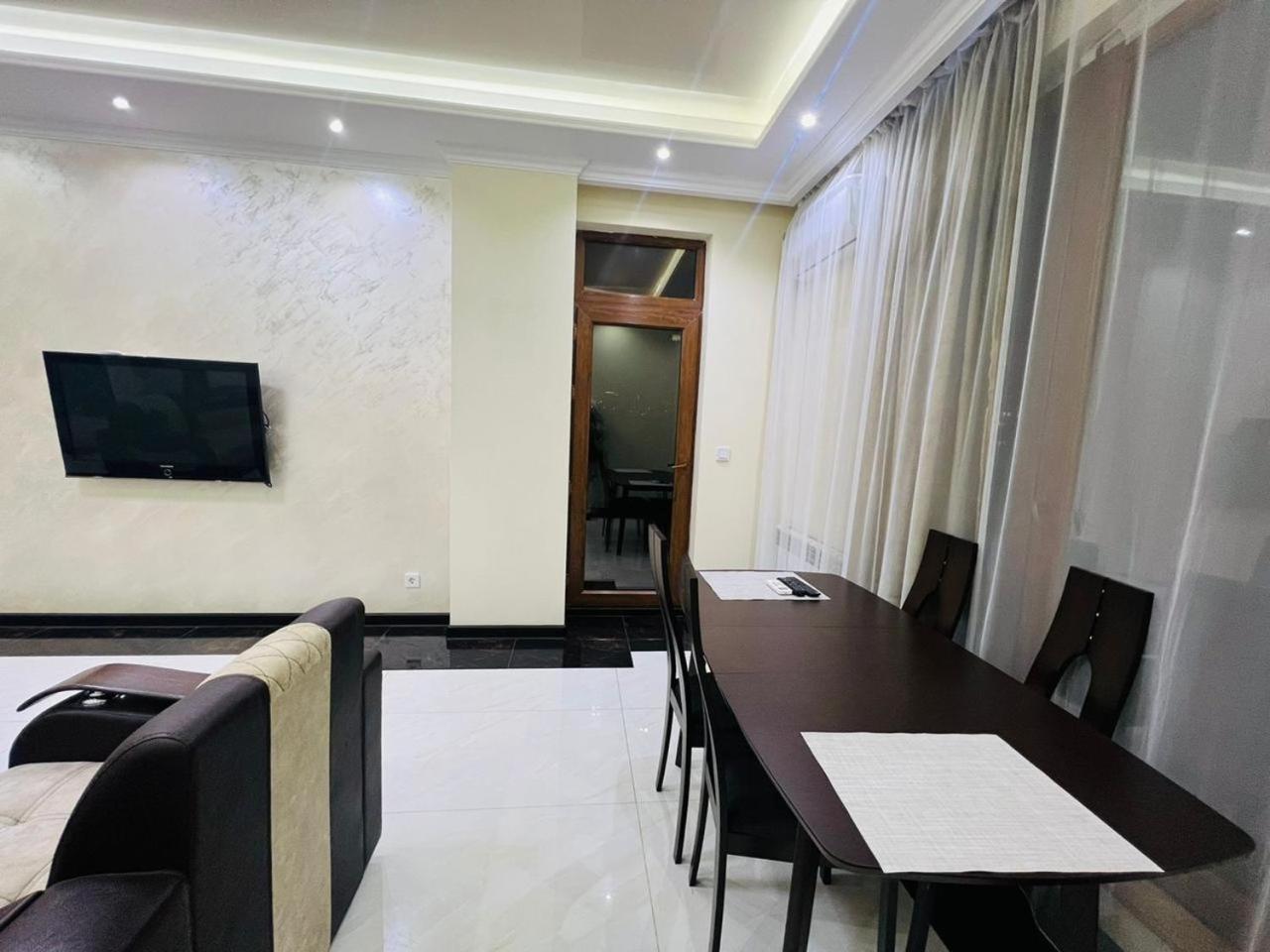 Love Chic LIVING - Modern 1 Bedroom By Republic Square, Middle of Center, New Building