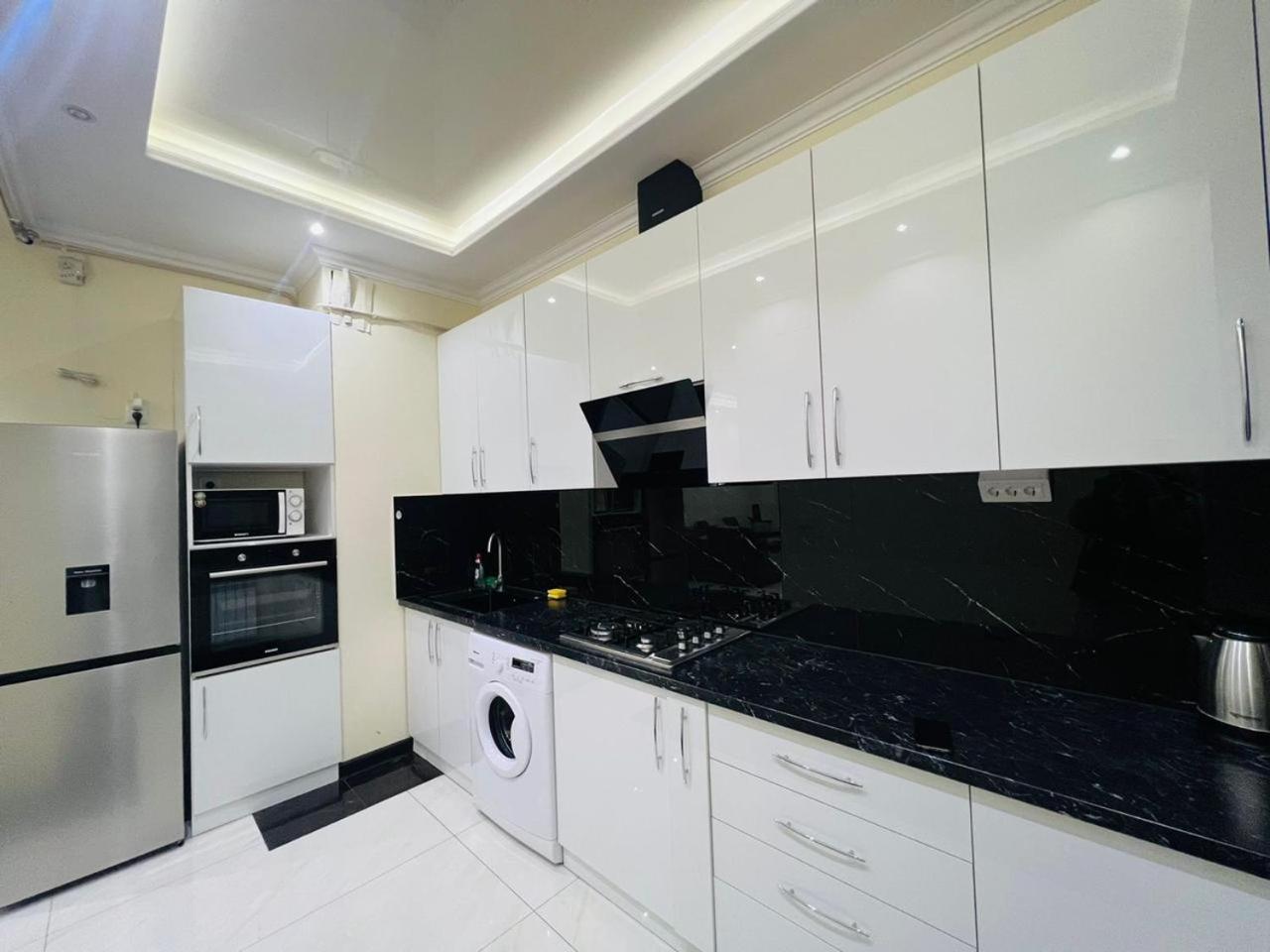 Love Chic LIVING - Modern 1 Bedroom By Republic Square, Middle of Center, New Building