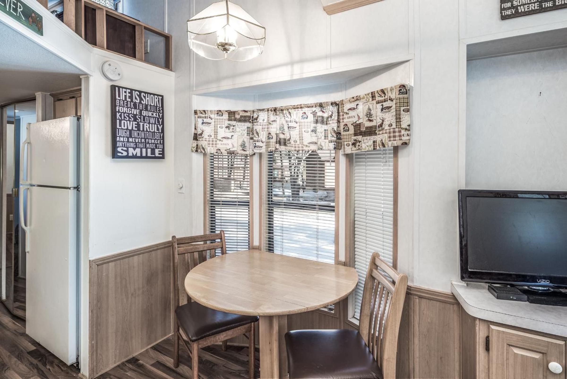 Hotel Rainbow Lake Cabin & RV Resort - Image 1