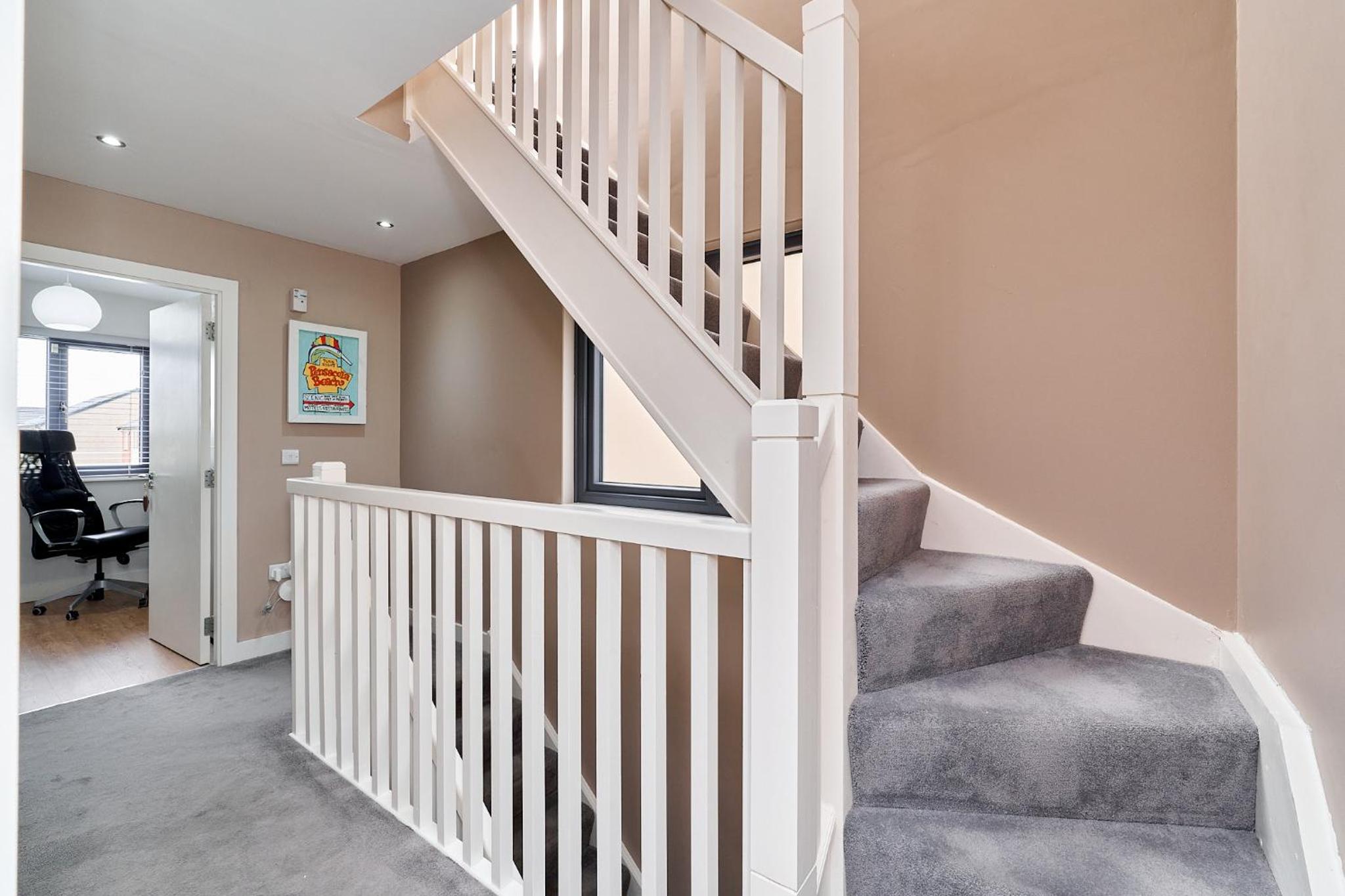 Modern Clonsilla Townhouse Sleeps 6