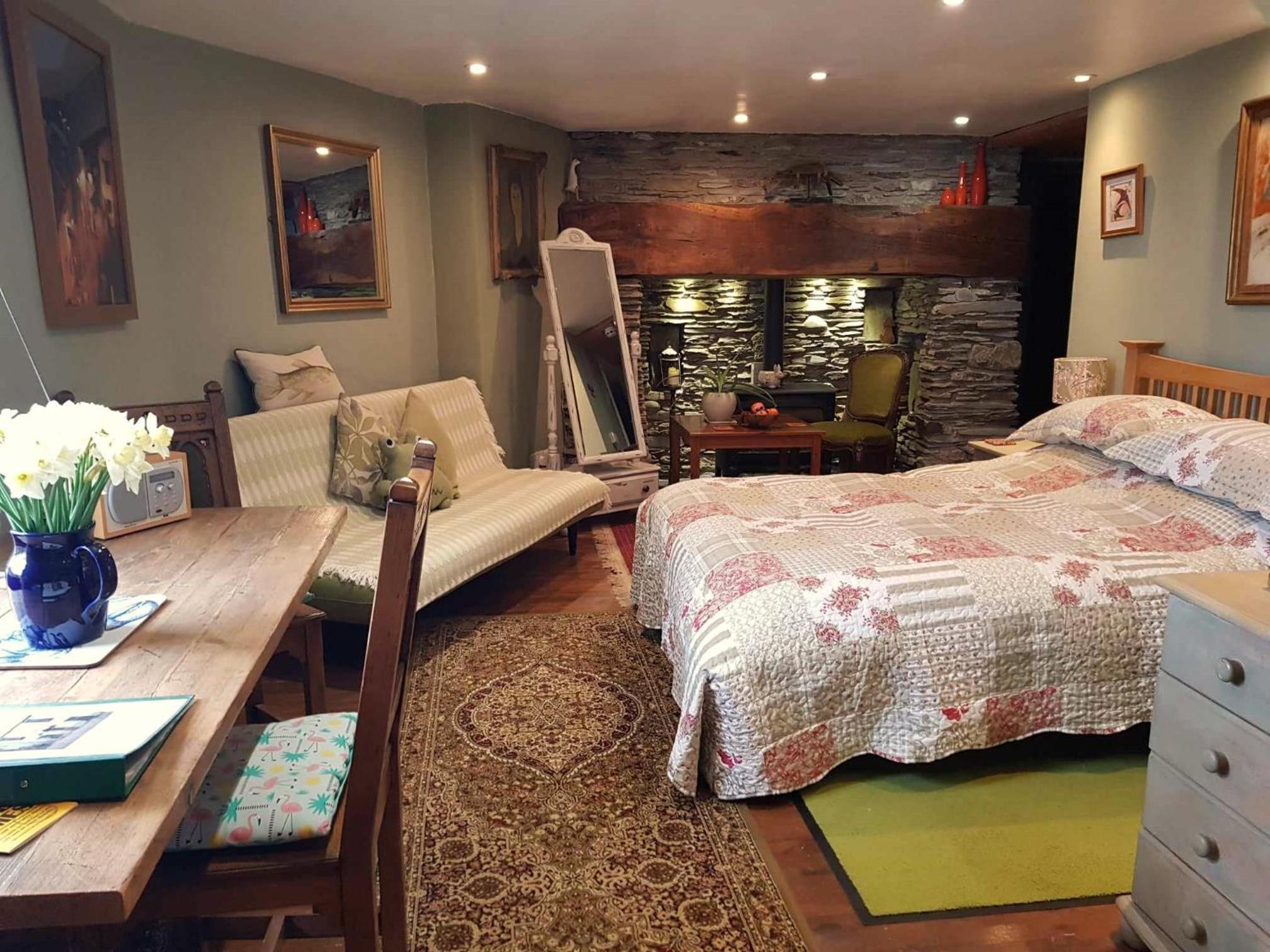 Seaview Grade II Listed Cottage with large Sun Terrace 'The Old Eclectick' view 4
