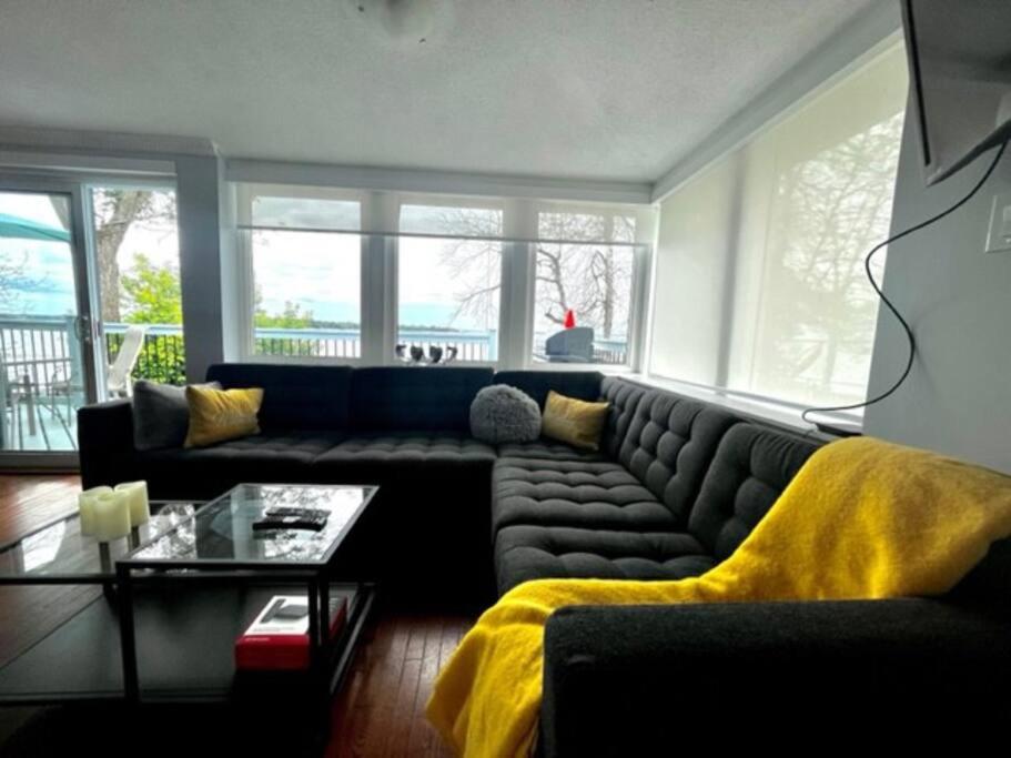 Cozy Waterfront Cottage in Victoria Harbour