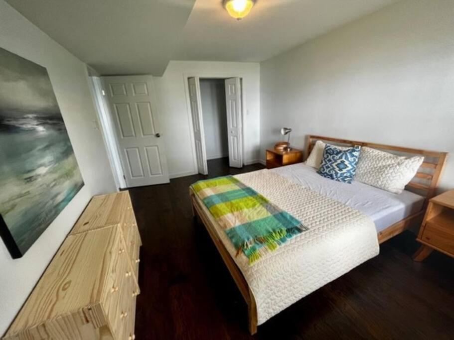 Cozy Waterfront Cottage in Victoria Harbour