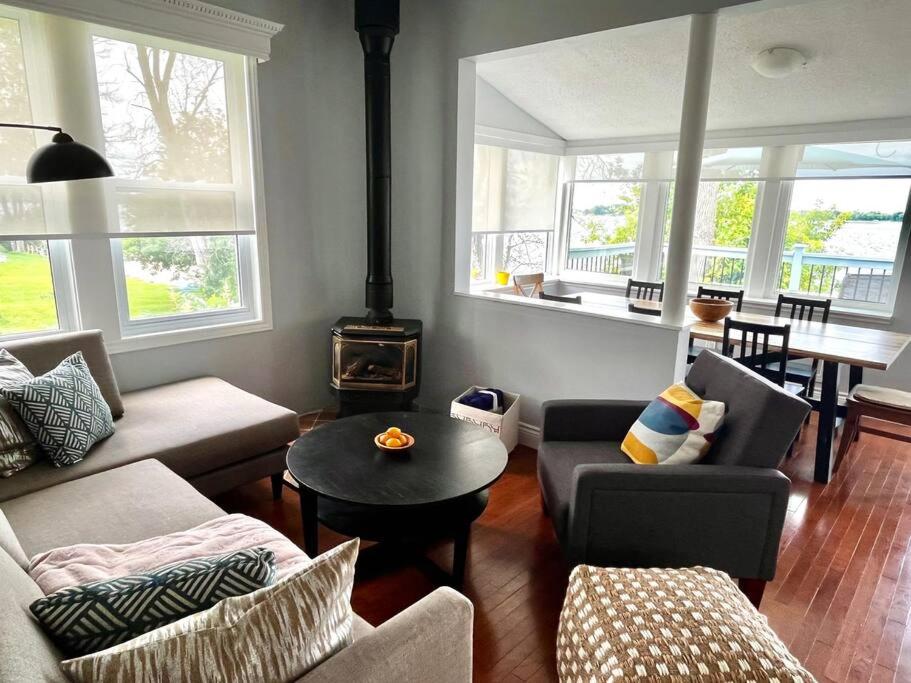 Cozy Waterfront Cottage in Victoria Harbour