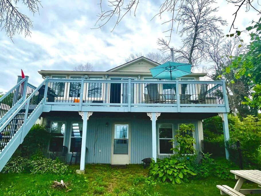 Cozy Waterfront Cottage in Victoria Harbour