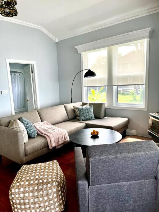 Cozy Waterfront Cottage in Victoria Harbour