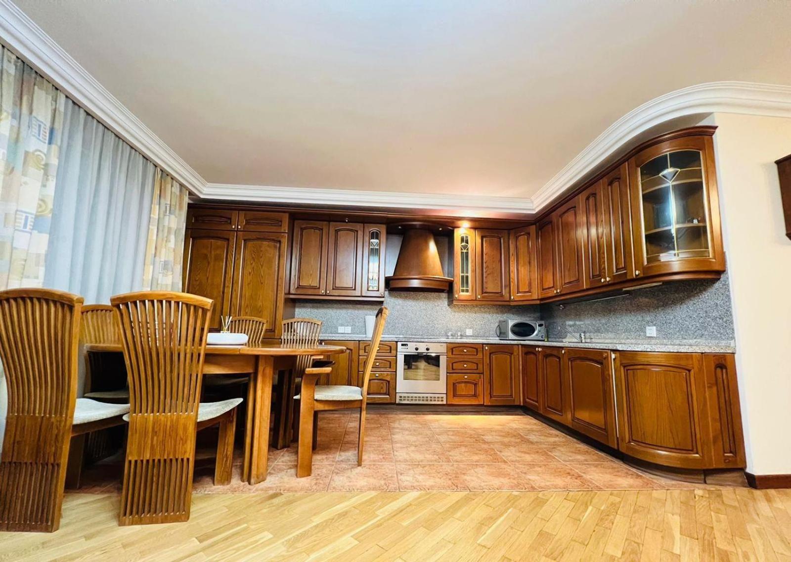 City Center Large and Comfortable 3 Bedroom, next to Northern Avenue