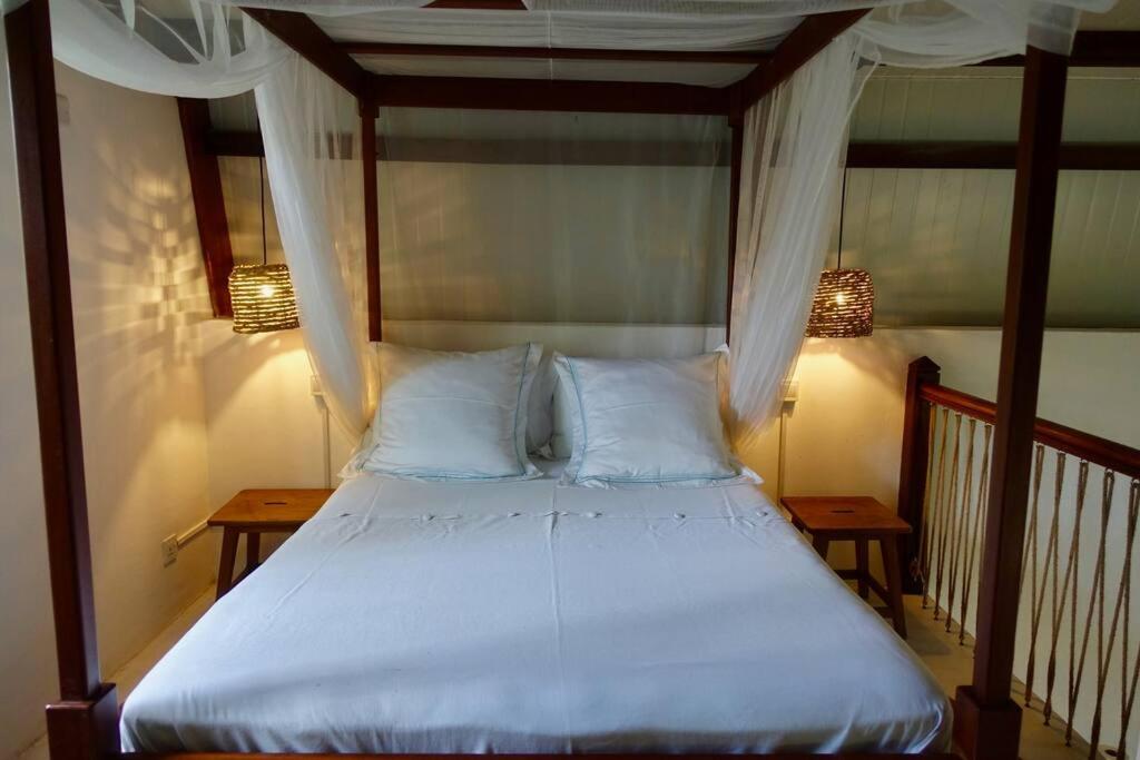 Sanjana and Julien Cosy bungalow in Tamarin bay