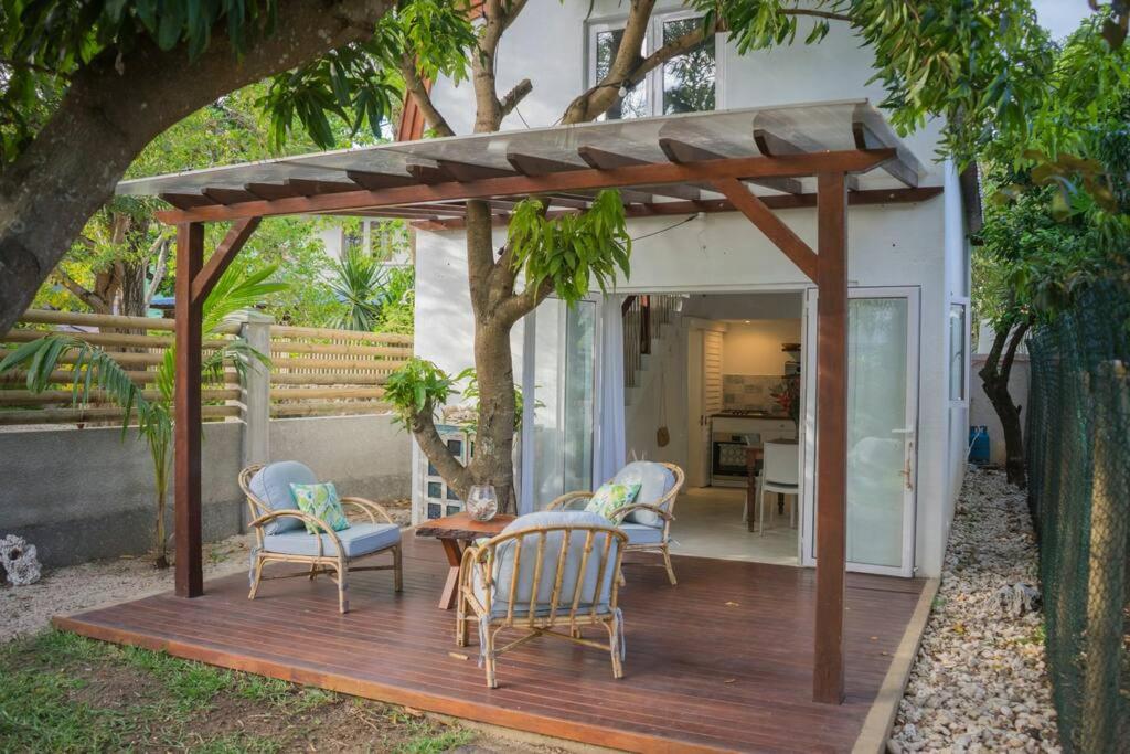 Sanjana and Julien Cosy bungalow in Tamarin bay