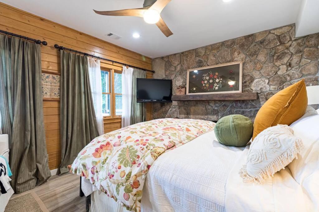 Spectacular View! Orchard Vista Mountain Cabin (3 bdrms) view 2