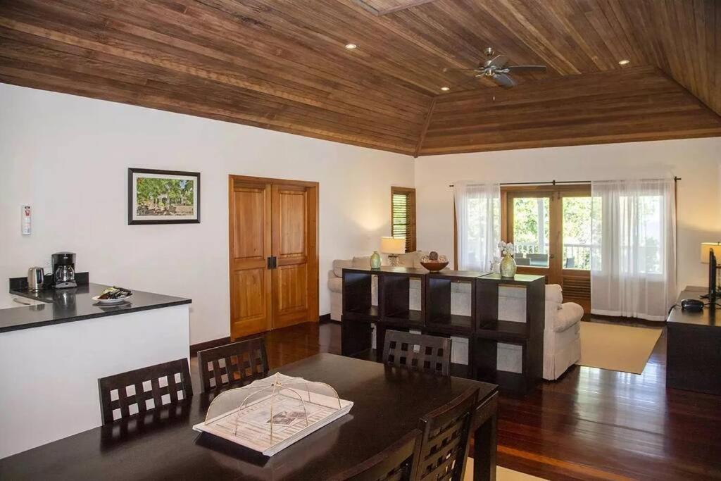 Idyllic 2 Bedroom Beach House - The Hideaway