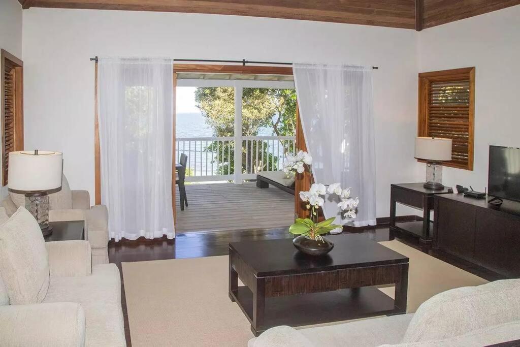 Idyllic 2 Bedroom Beach House - The Hideaway
