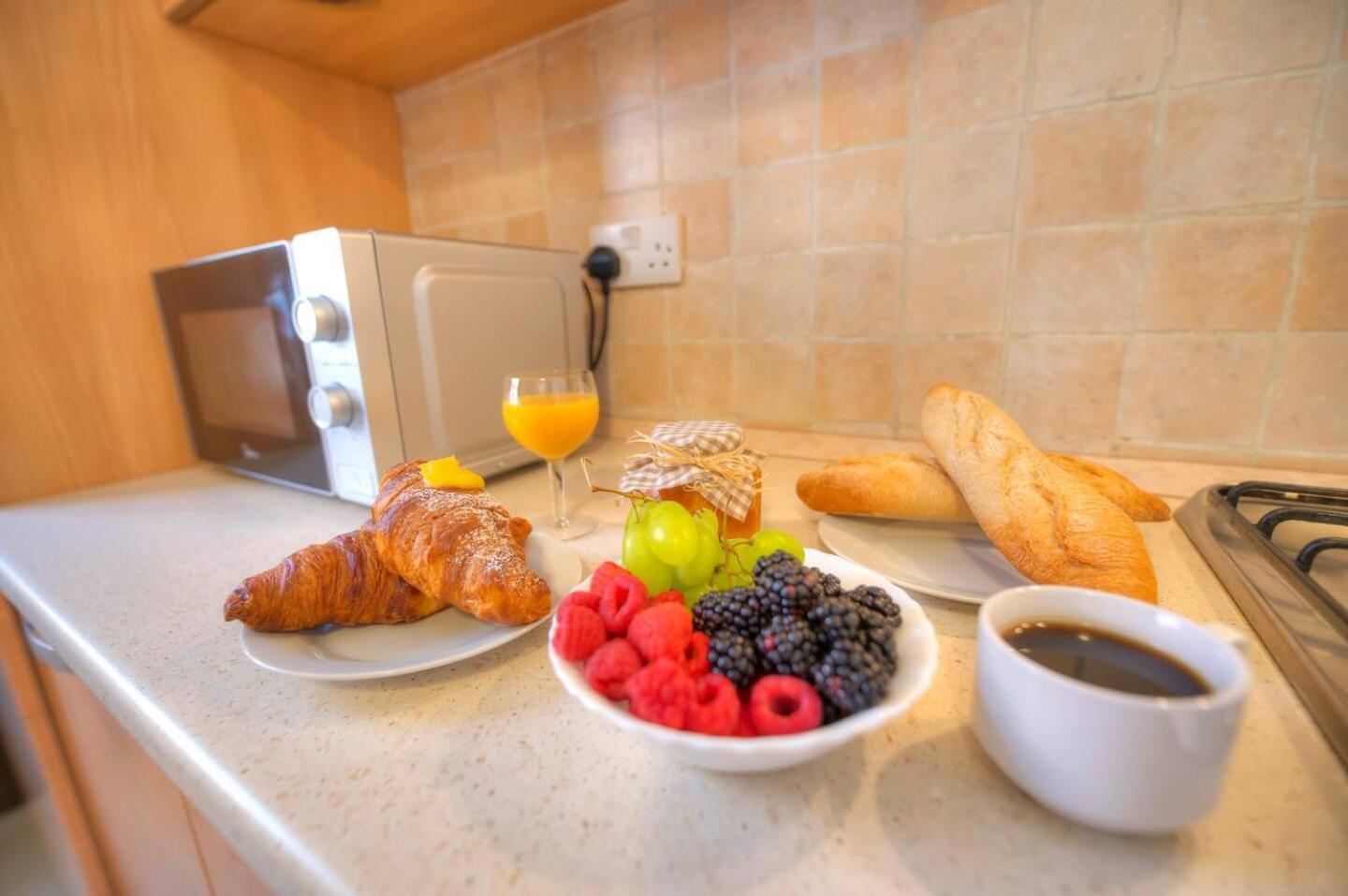 St Julians lovely 3 bedrooms by Homely photo 2
