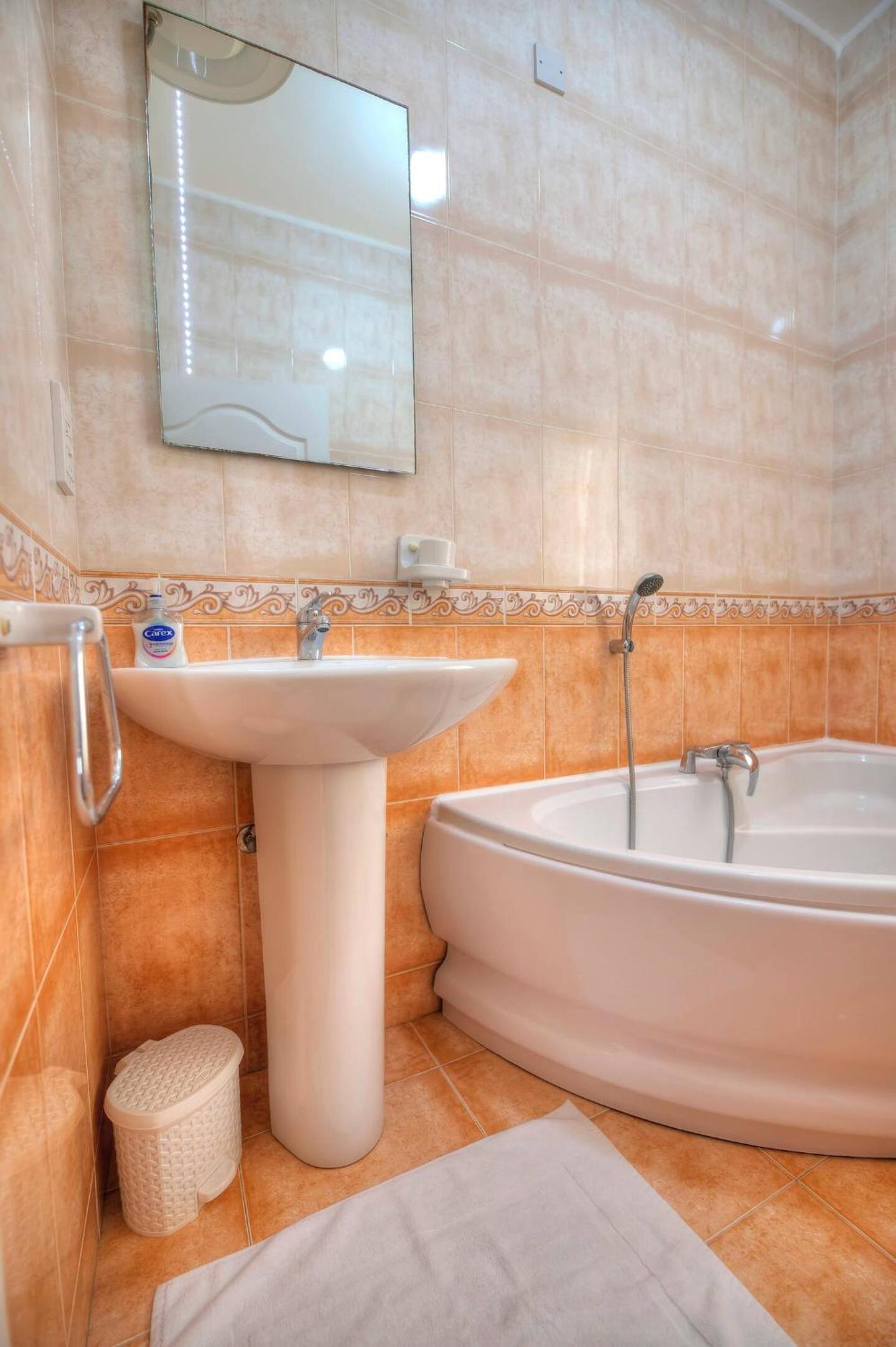 St Julians lovely 3 bedrooms by Homely photo 4