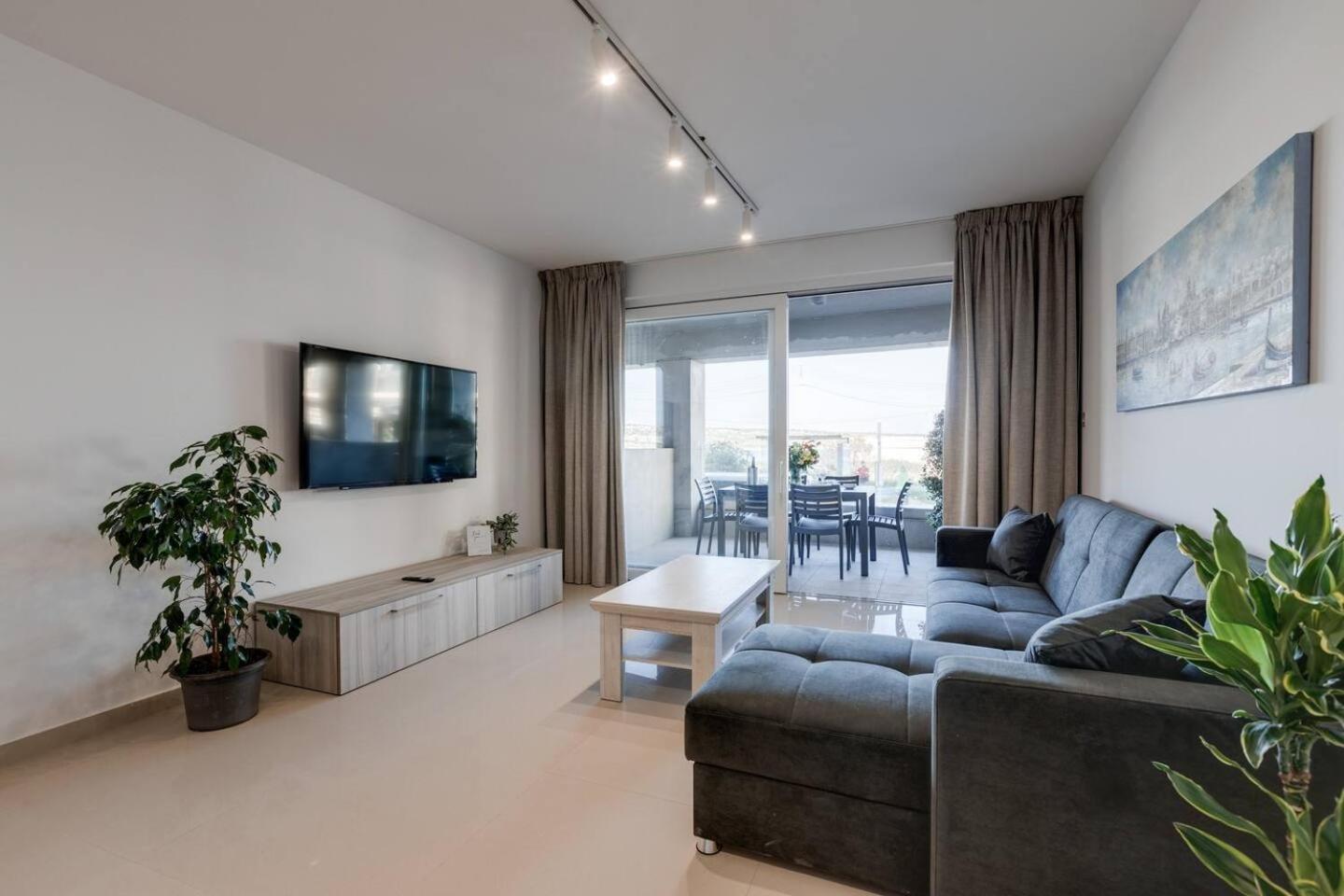 9ten11 Seafront by Homely view 5