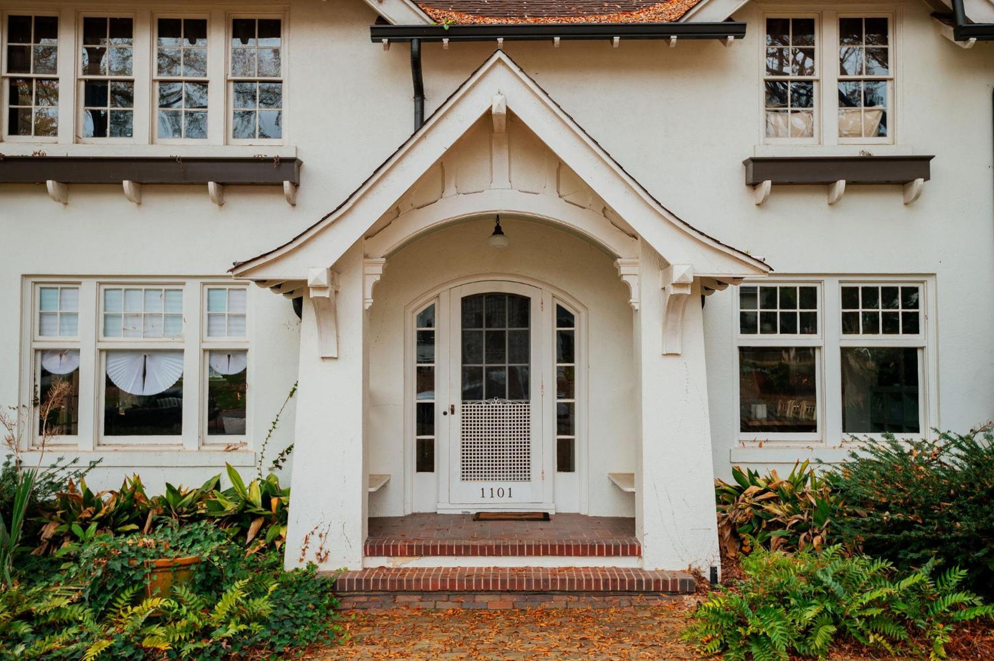 Hot Tub - Chefs Kitchen-Fenced Yard- Historic Home