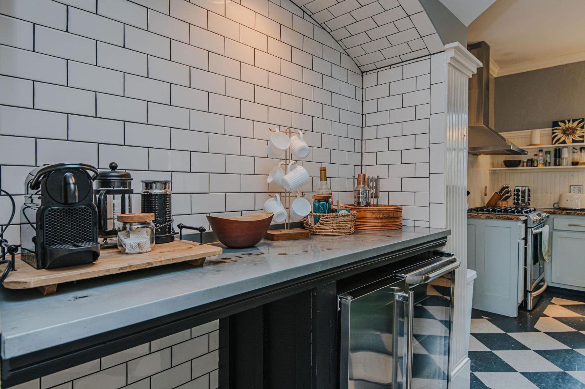 Hot Tub - Chefs Kitchen-Fenced Yard- Historic Home