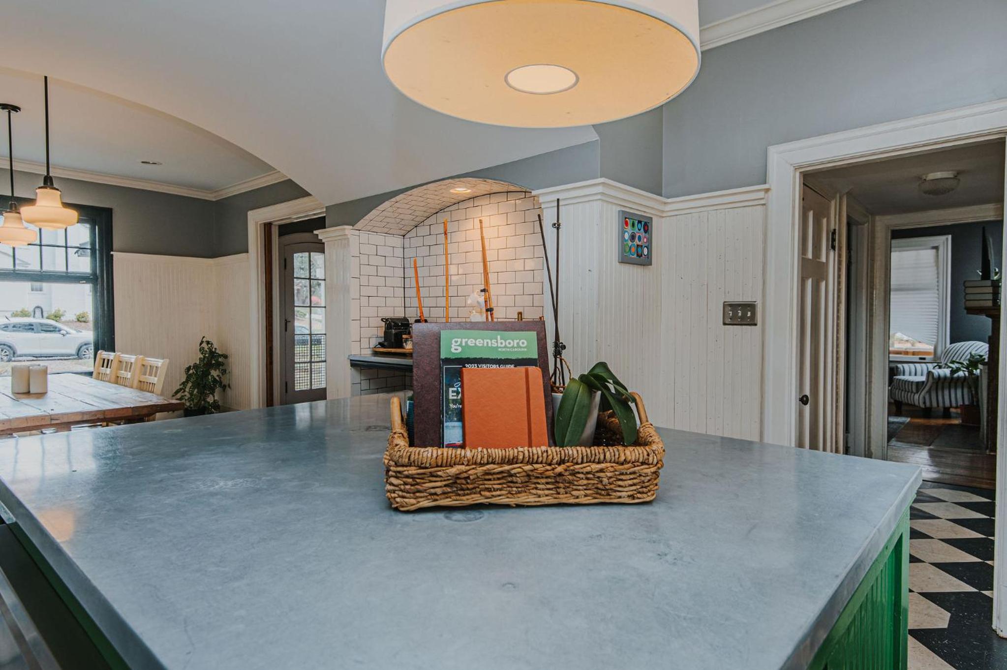 Hot Tub - Chefs Kitchen-Fenced Yard- Historic Home