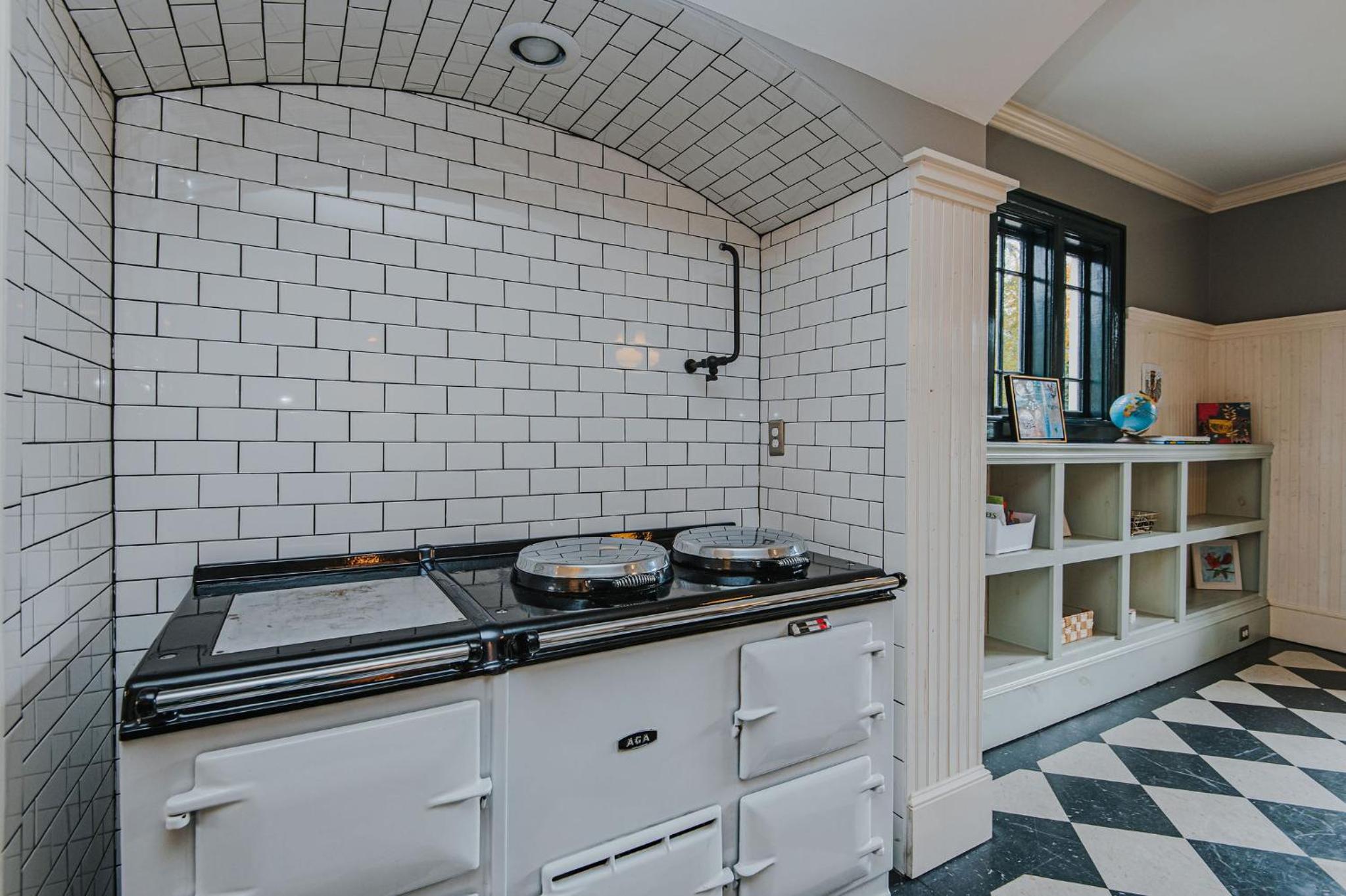 Hot Tub - Chefs Kitchen-Fenced Yard- Historic Home