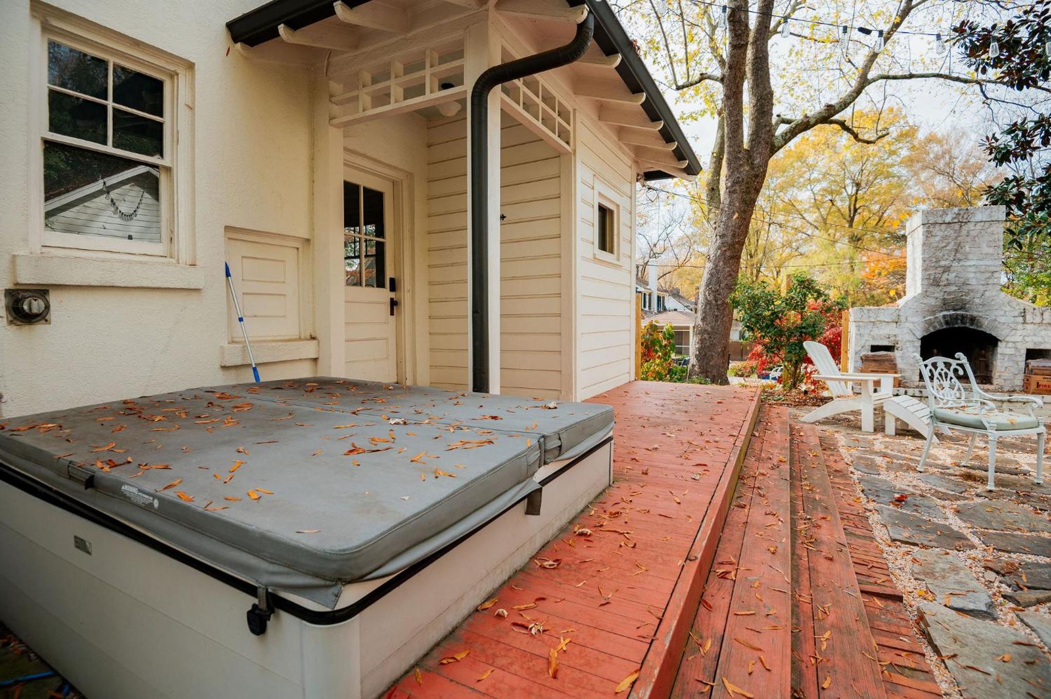 Hot Tub - Chefs Kitchen-Fenced Yard- Historic Home