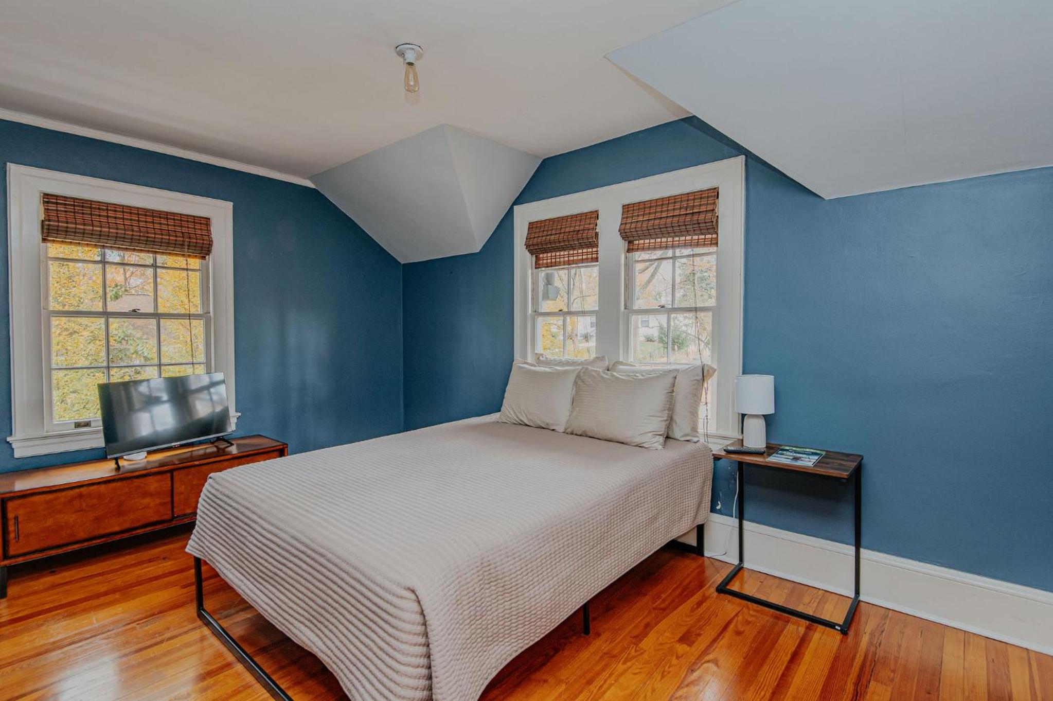 Hot Tub - Chefs Kitchen-Fenced Yard- Historic Home
