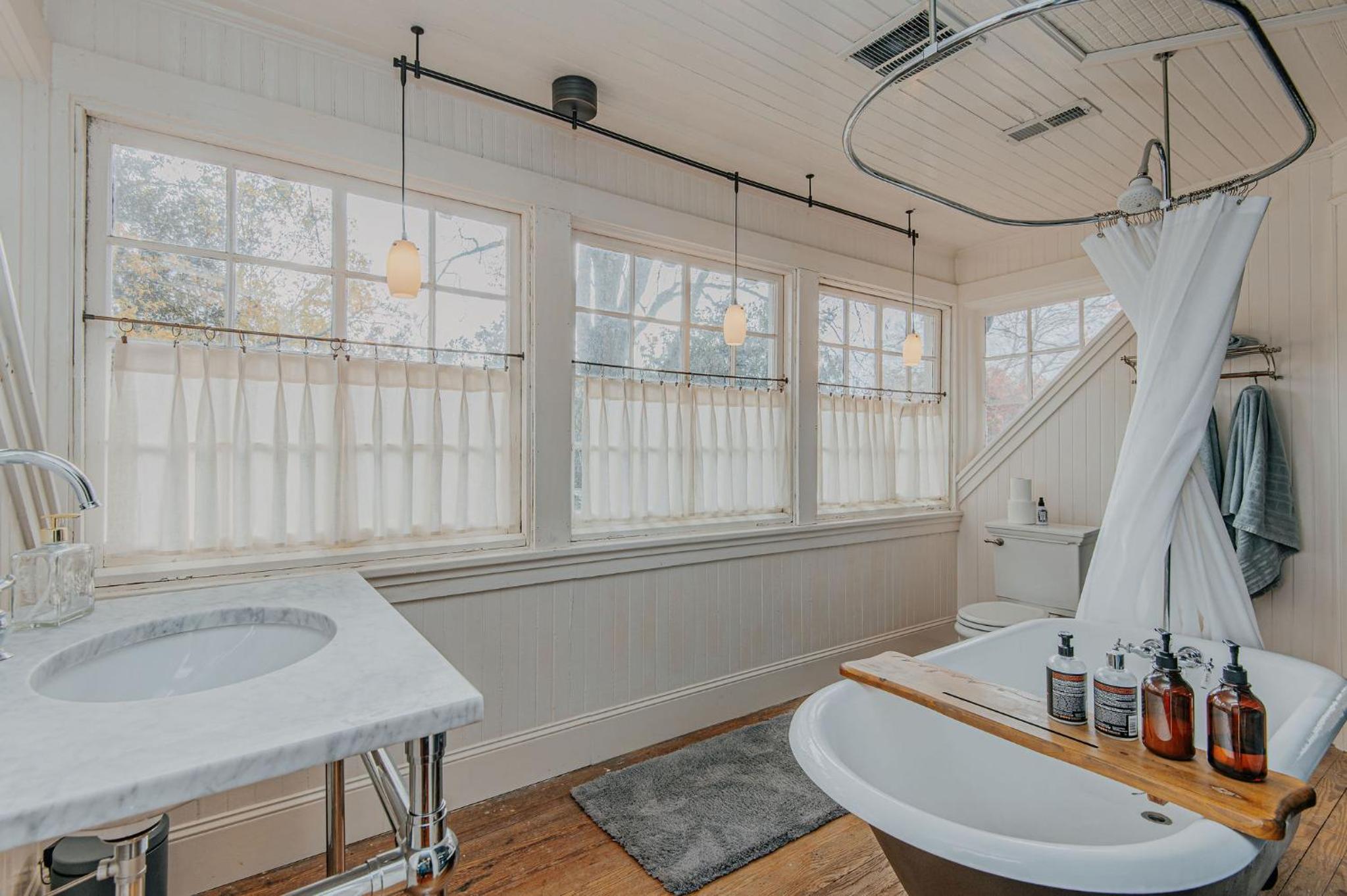Hot Tub - Chefs Kitchen-Fenced Yard- Historic Home