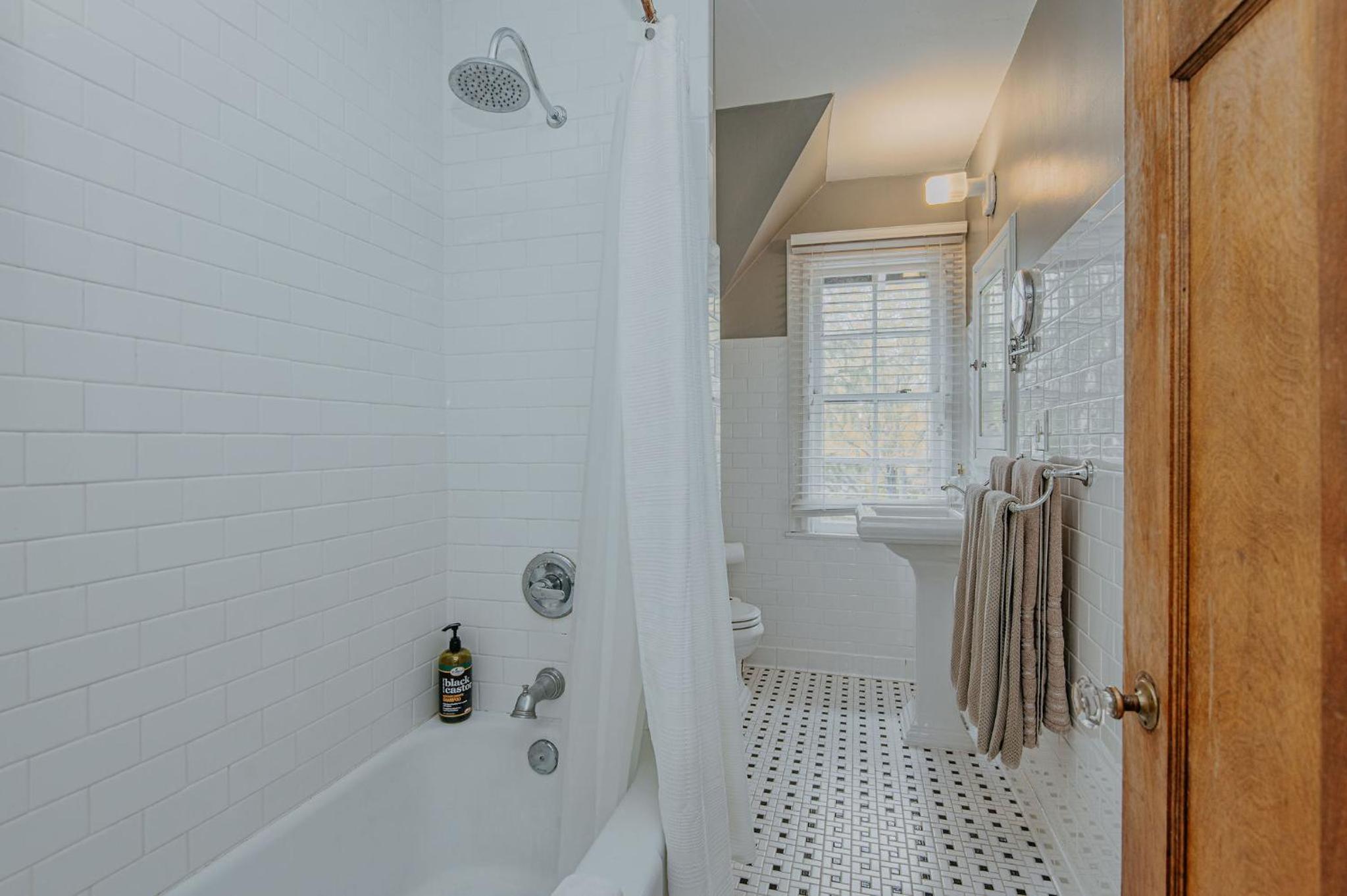 Hot Tub - Chefs Kitchen-Fenced Yard- Historic Home