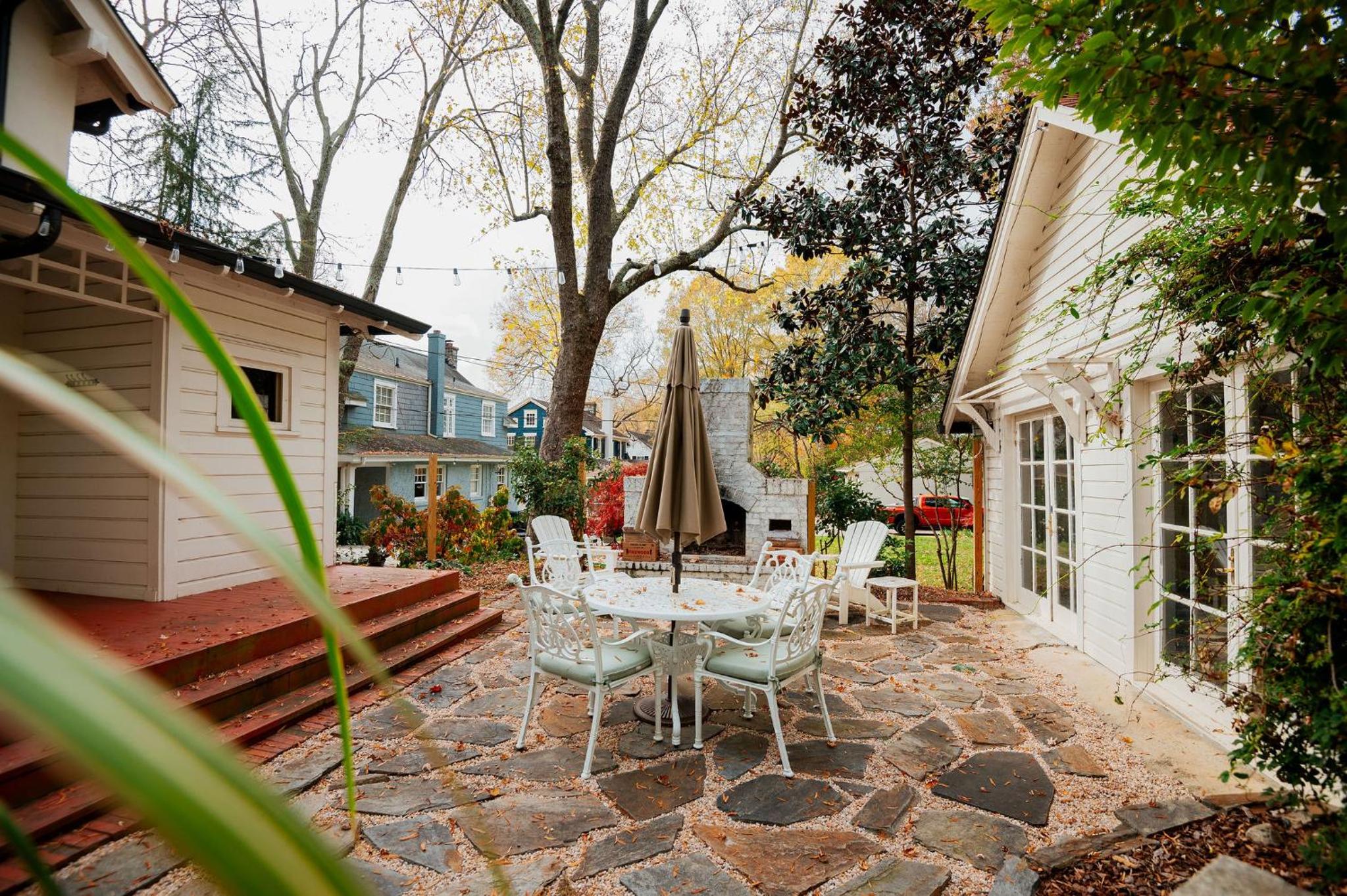 Hot Tub - Chefs Kitchen-Fenced Yard- Historic Home