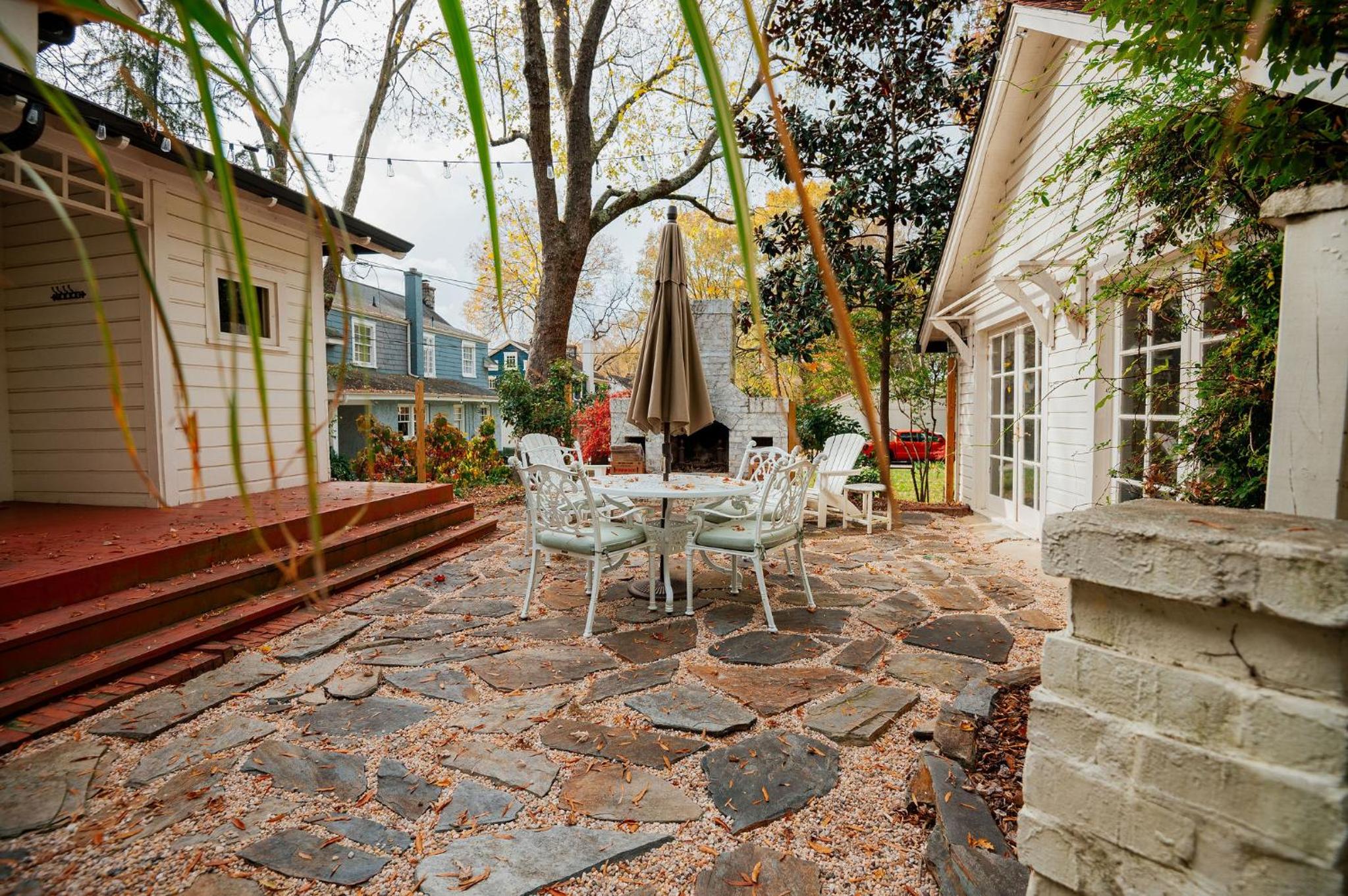 Hot Tub - Chefs Kitchen-Fenced Yard- Historic Home