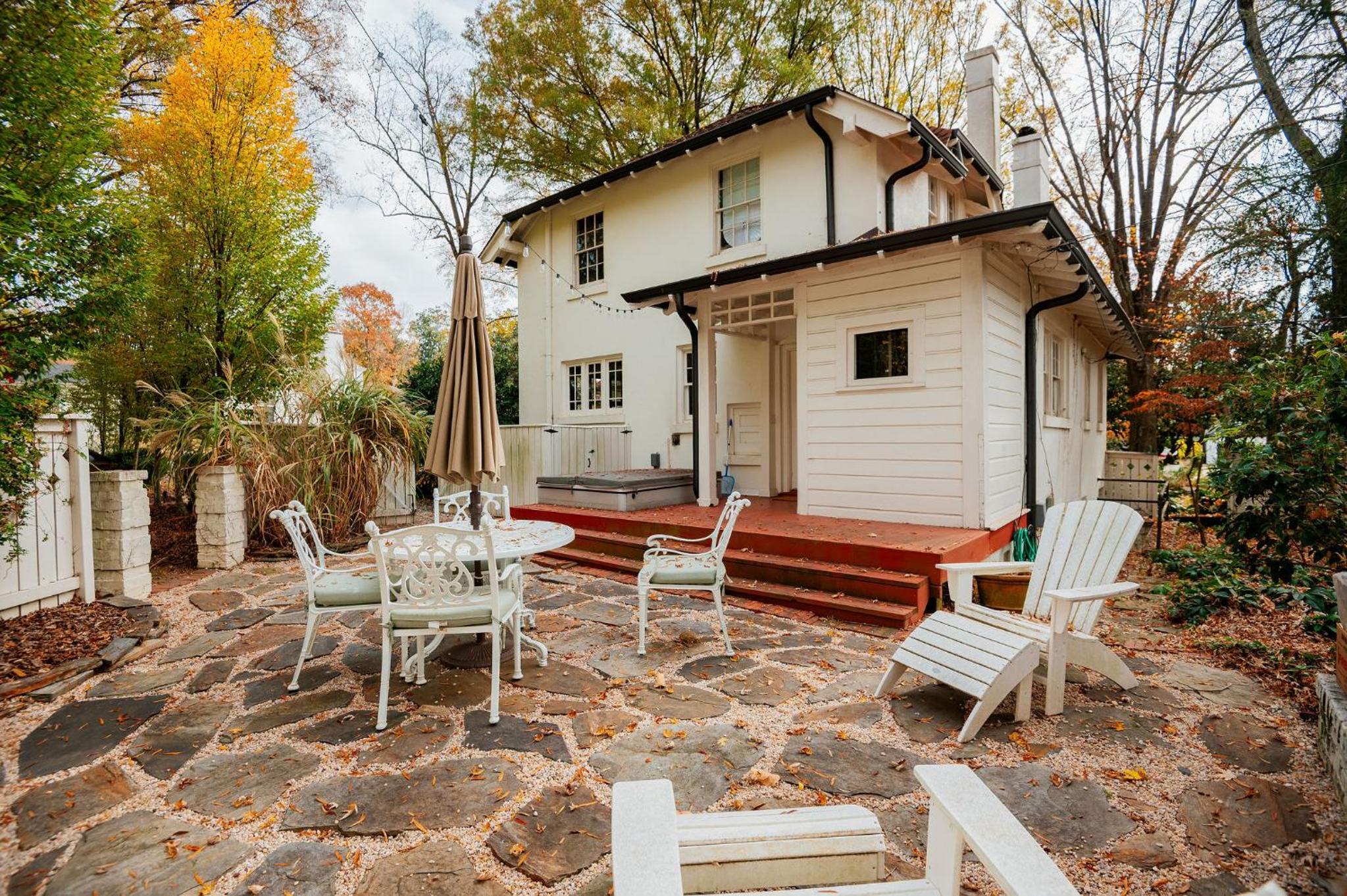 Hot Tub - Chefs Kitchen-Fenced Yard- Historic Home