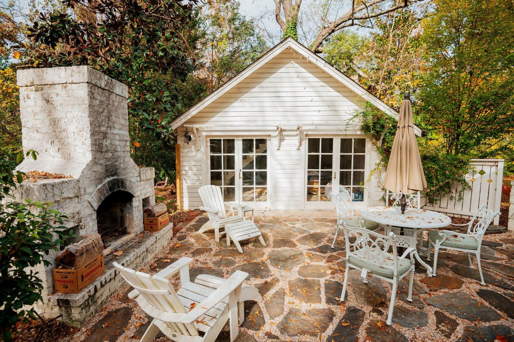 Hot Tub - Chefs Kitchen-Fenced Yard- Historic Home