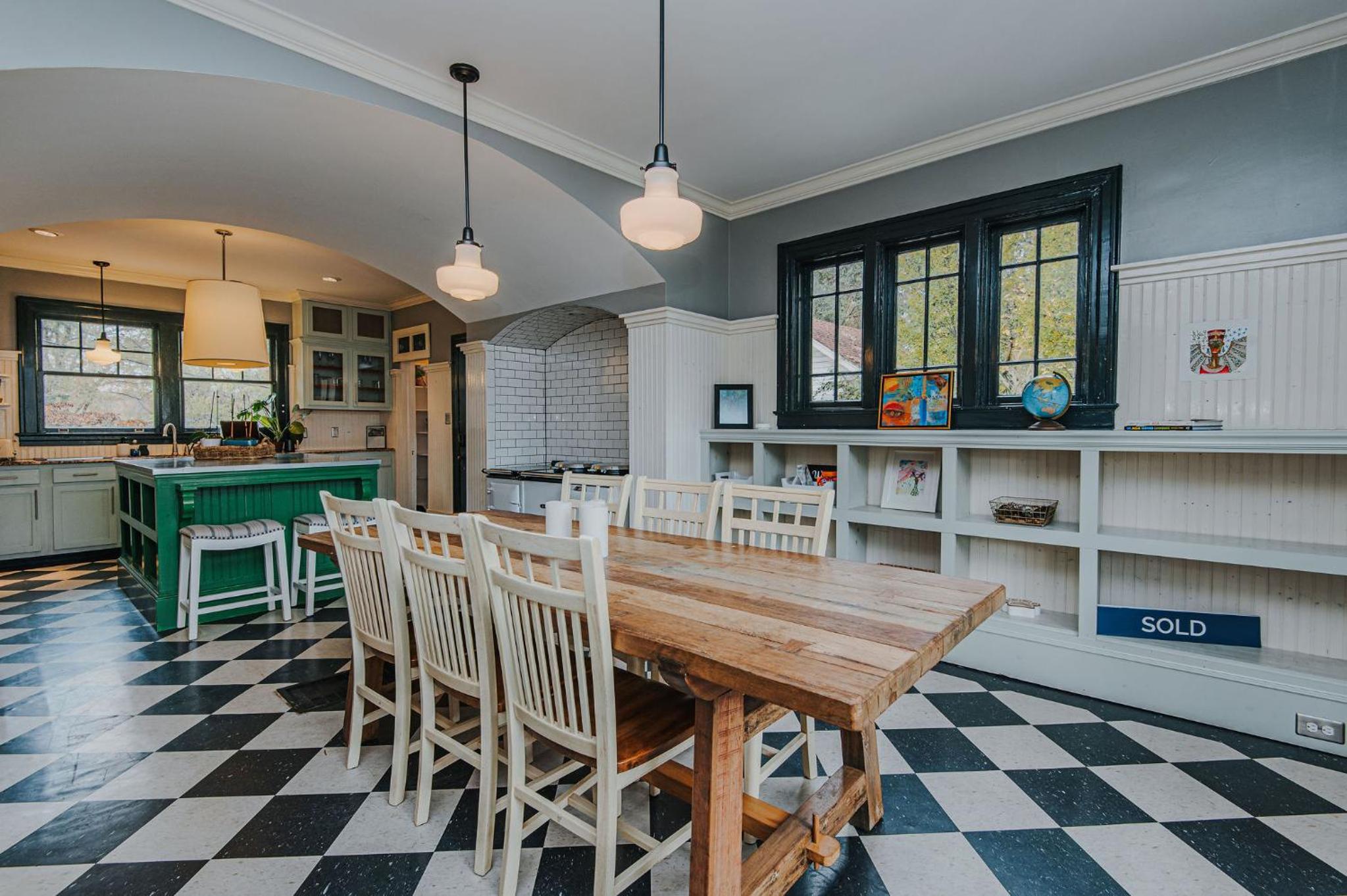 Hot Tub - Chefs Kitchen-Fenced Yard- Historic Home
