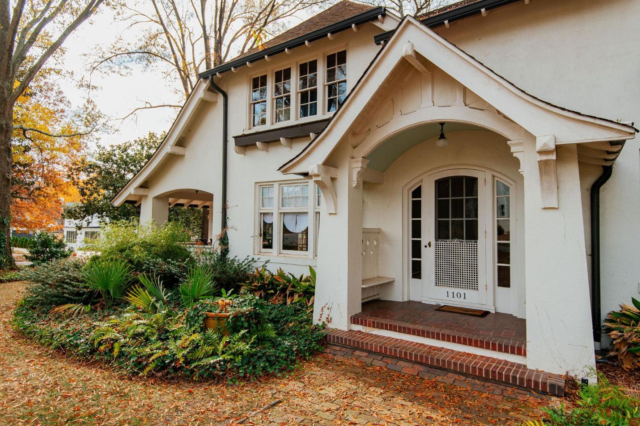 Hot Tub - Chefs Kitchen-Fenced Yard- Historic Home