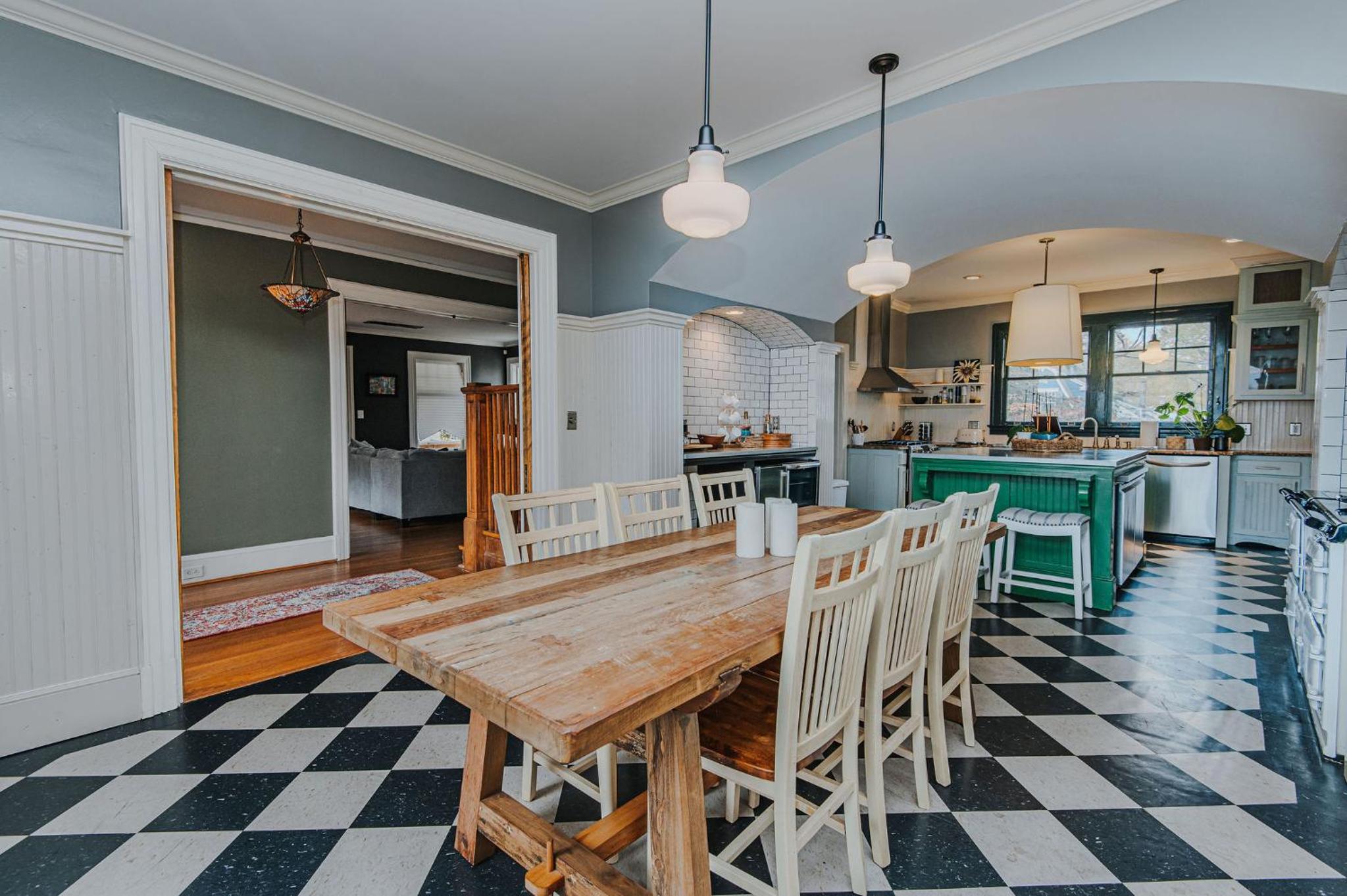 Hot Tub - Chefs Kitchen-Fenced Yard- Historic Home