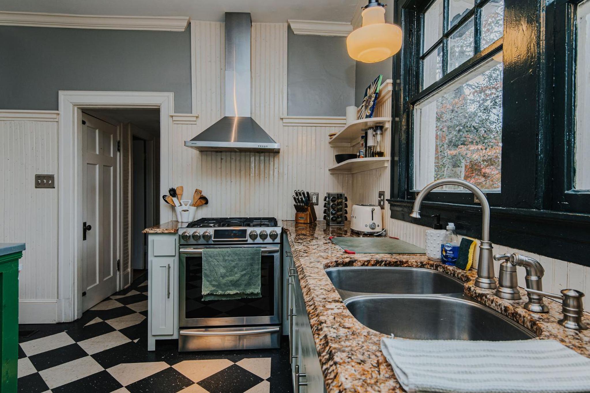 Hot Tub - Chefs Kitchen-Fenced Yard- Historic Home