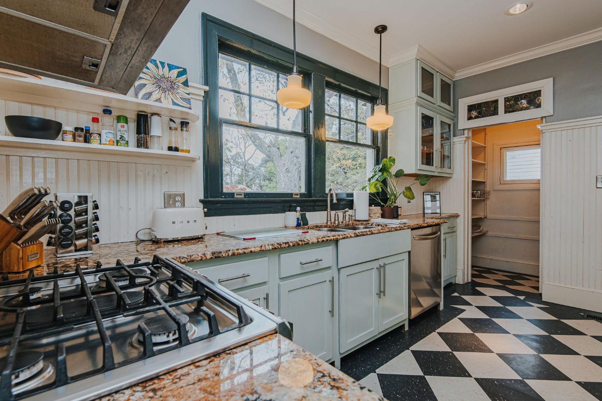 Hot Tub - Chefs Kitchen-Fenced Yard- Historic Home