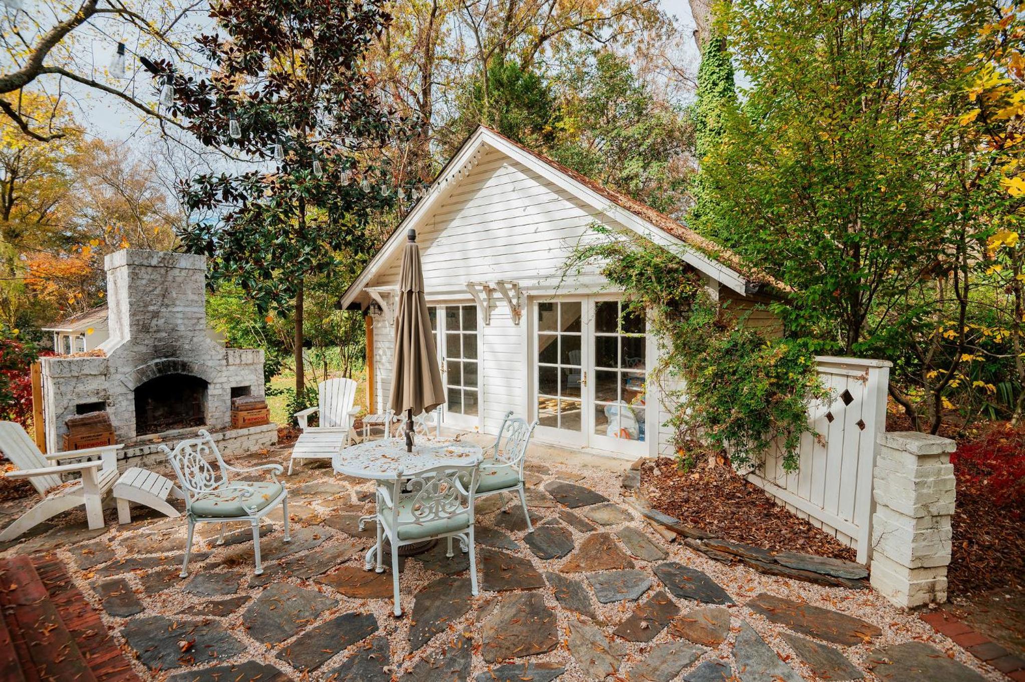 Hot Tub - Chefs Kitchen-Fenced Yard- Historic Home